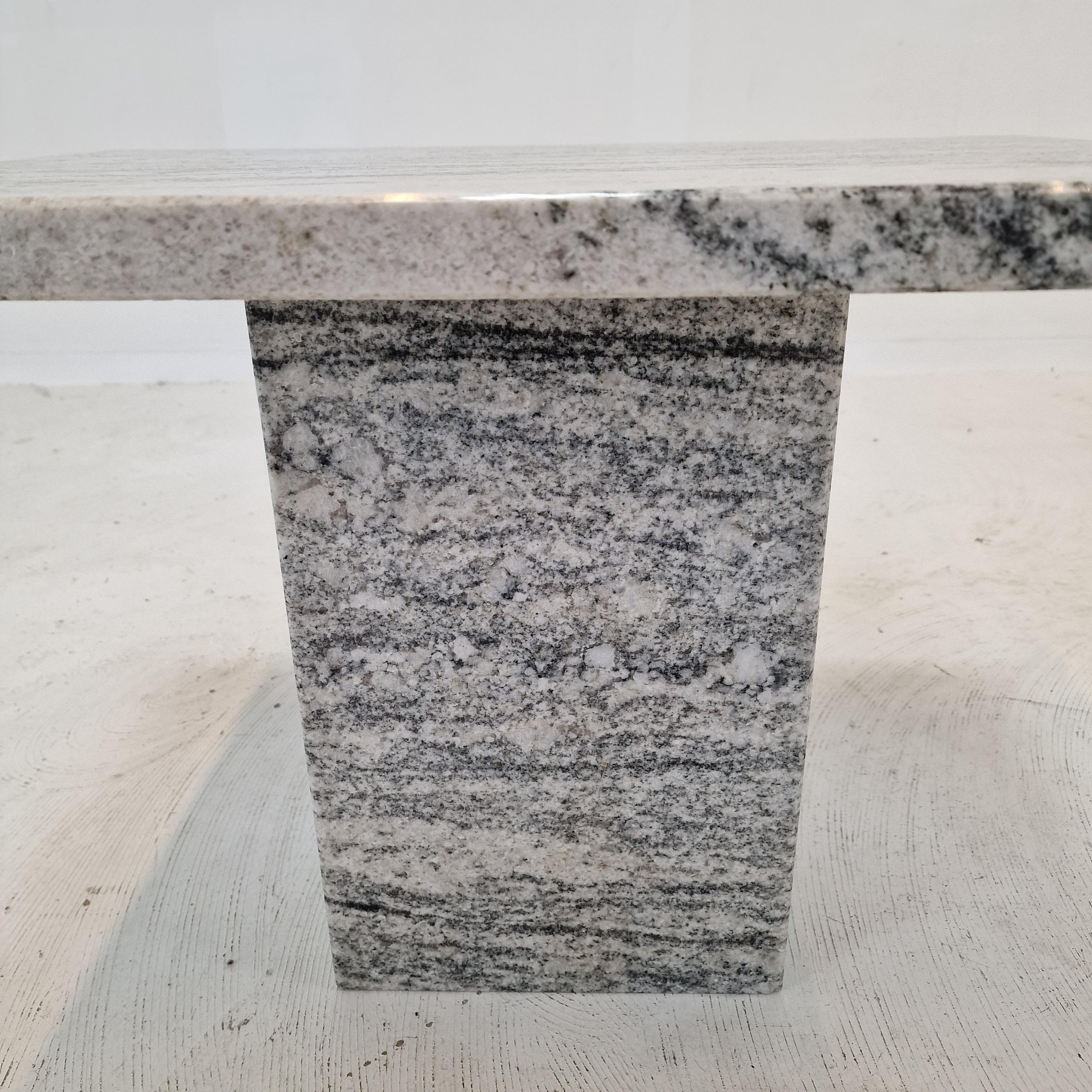 Table basse ou d'appoint italienne en granit, années 1980 en vente 6