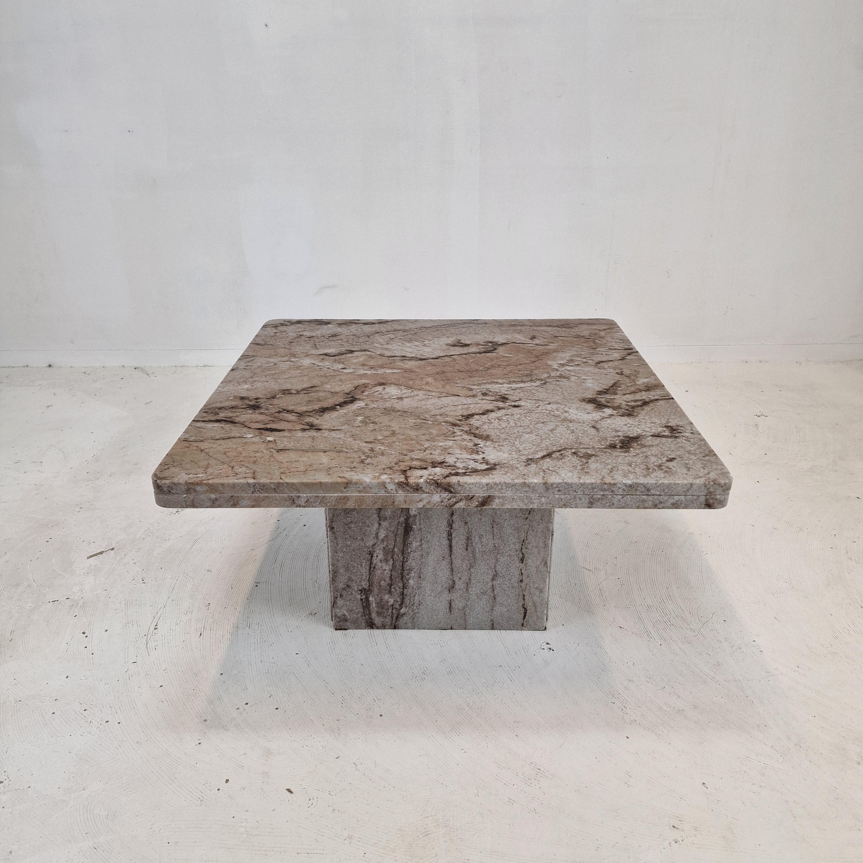 Très belle table basse italienne fabriquée à la main en granit, années 1980.

Il est fait d'un beau granit.
Veuillez prendre note des très beaux motifs.

Il a des traces d'utilisation, voir les photos.

Nous travaillons avec des emballeurs et des