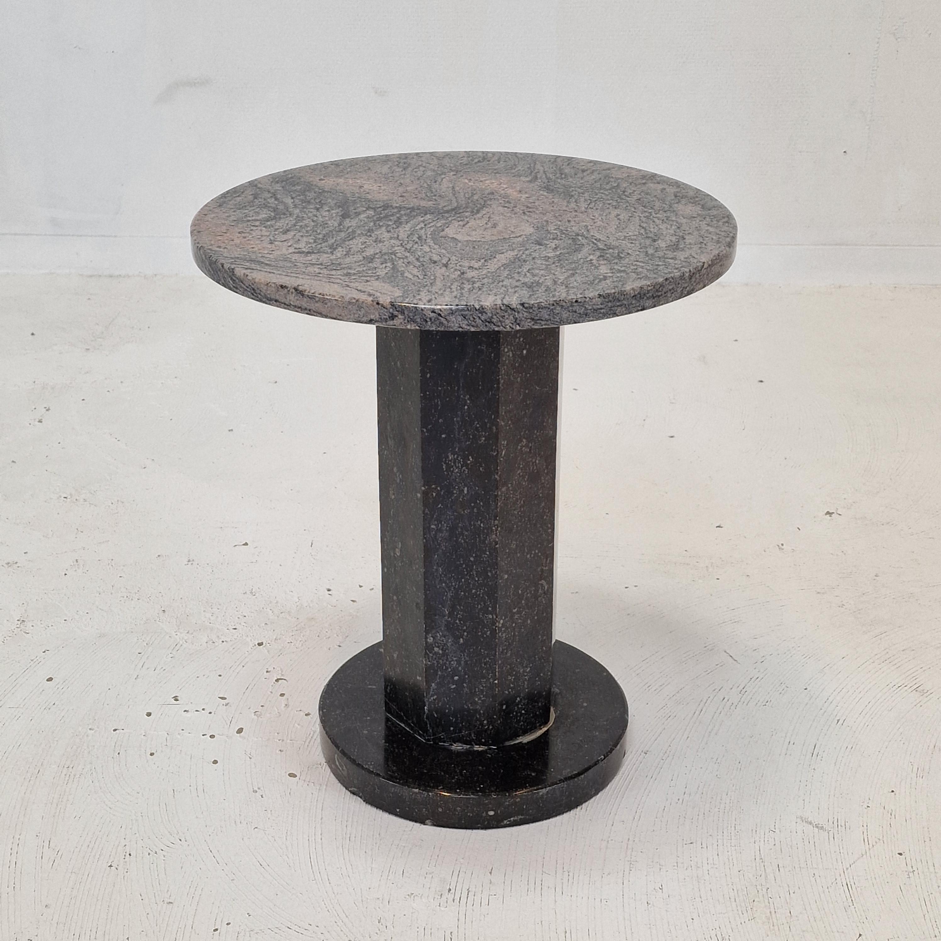 Very nice round coffee or side table handcrafted out of granite, 1980s.
Fabricated in Italy.

It is made of beautiful granite.
Please take notice of the very nice patterns.

It has the normal traces of use, see the pictures.

We work with