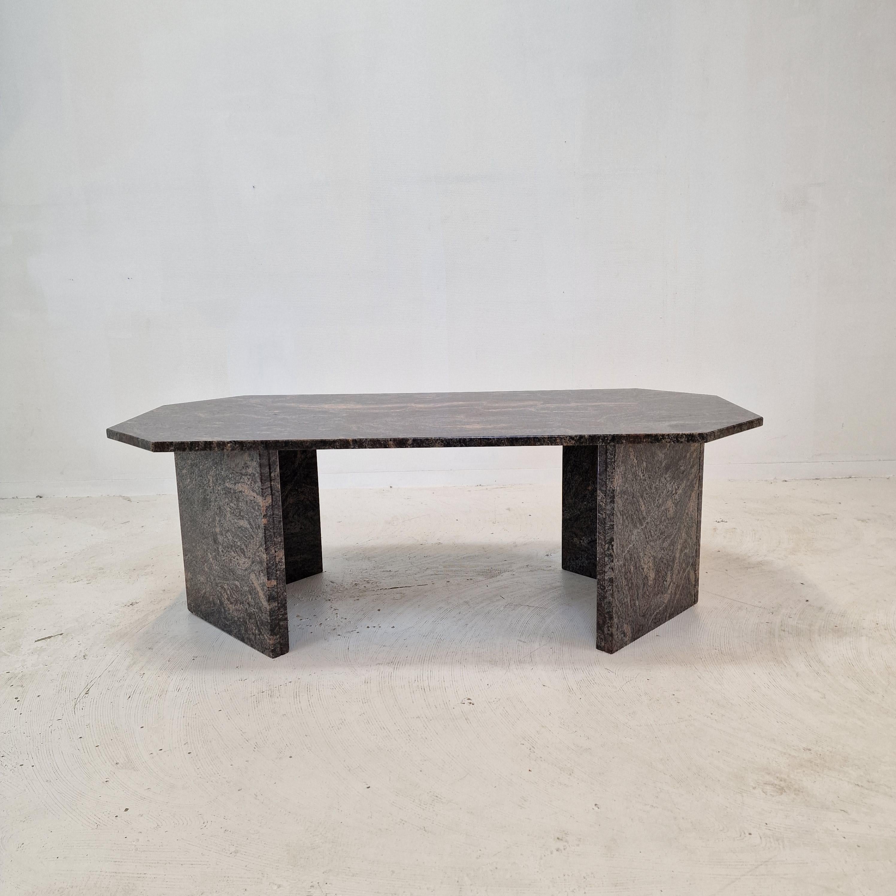 Très belle table basse italienne fabriquée à la main en granit, années 1980.

Il est fait d'un magnifique granit.
Veuillez prendre note des très beaux motifs.

La table est en très bon état, voir les photos.

Nous travaillons avec des emballeurs et