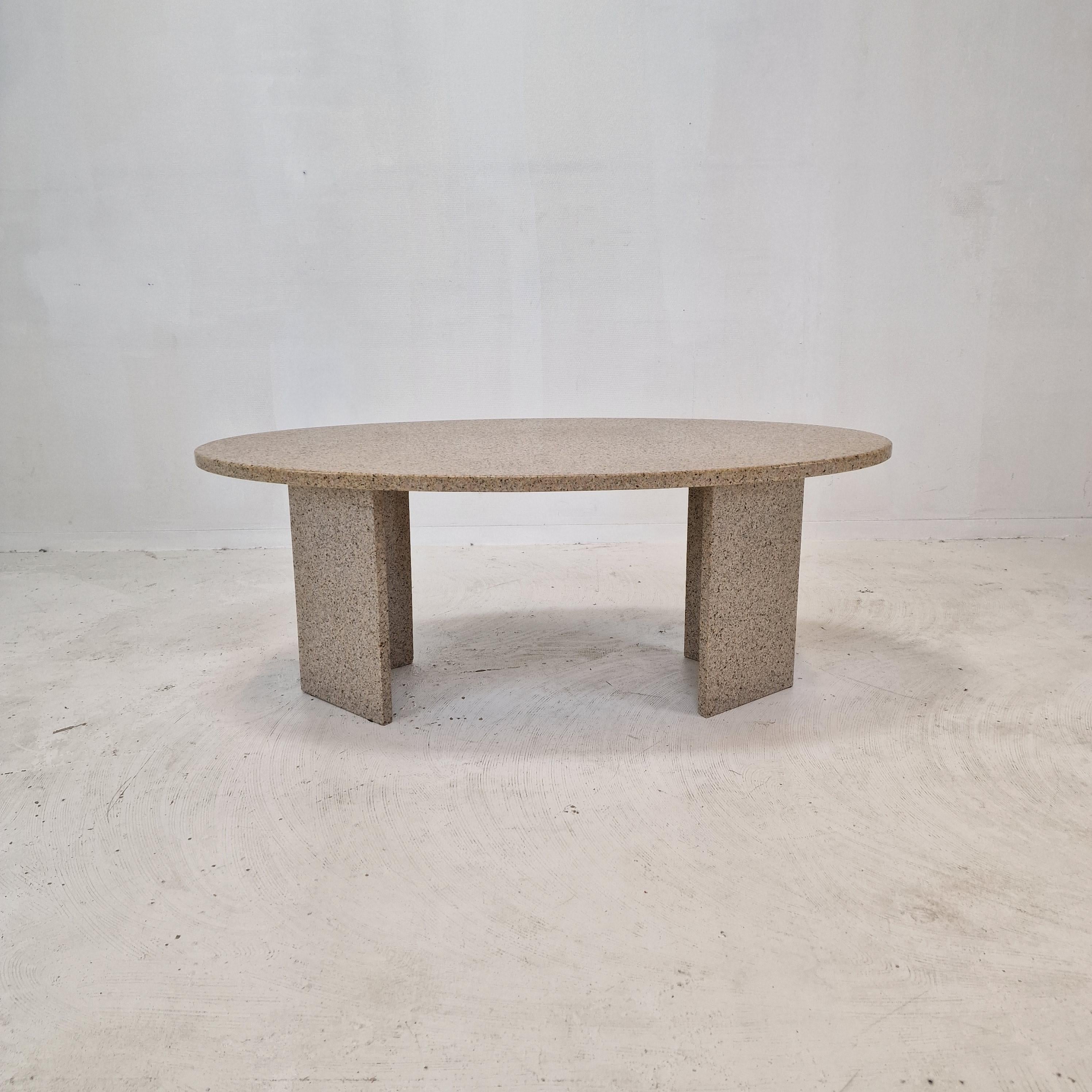 Très belle table basse italienne fabriquée à la main en granit, années 1980.

Cette table ovale est fabriquée en granit.
Veuillez prendre note des très beaux motifs.
Il est possible de varier la position des deux jambes.

La table est en très bon