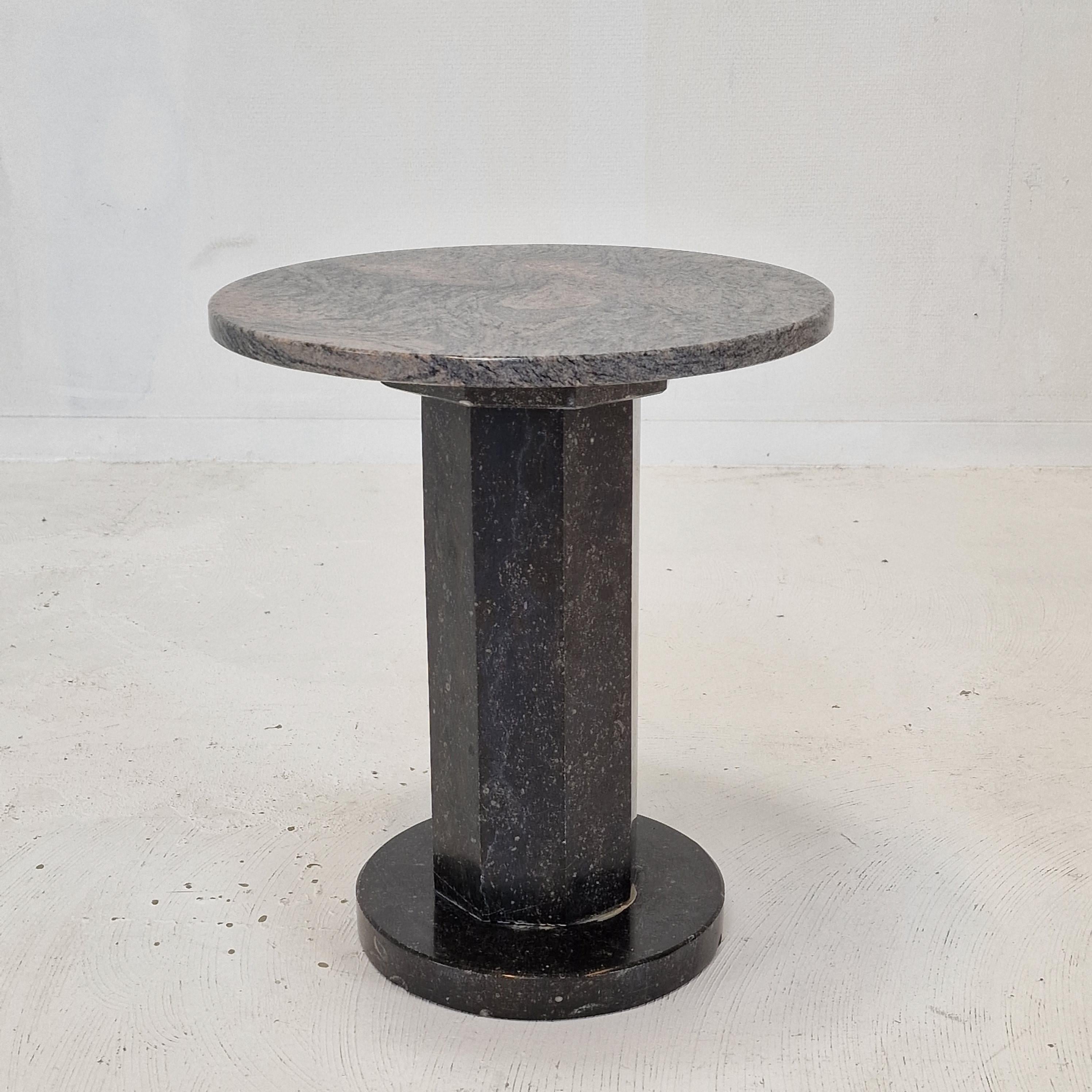 Mid-Century Modern Table basse ou d'appoint italienne en granit, années 1980 en vente