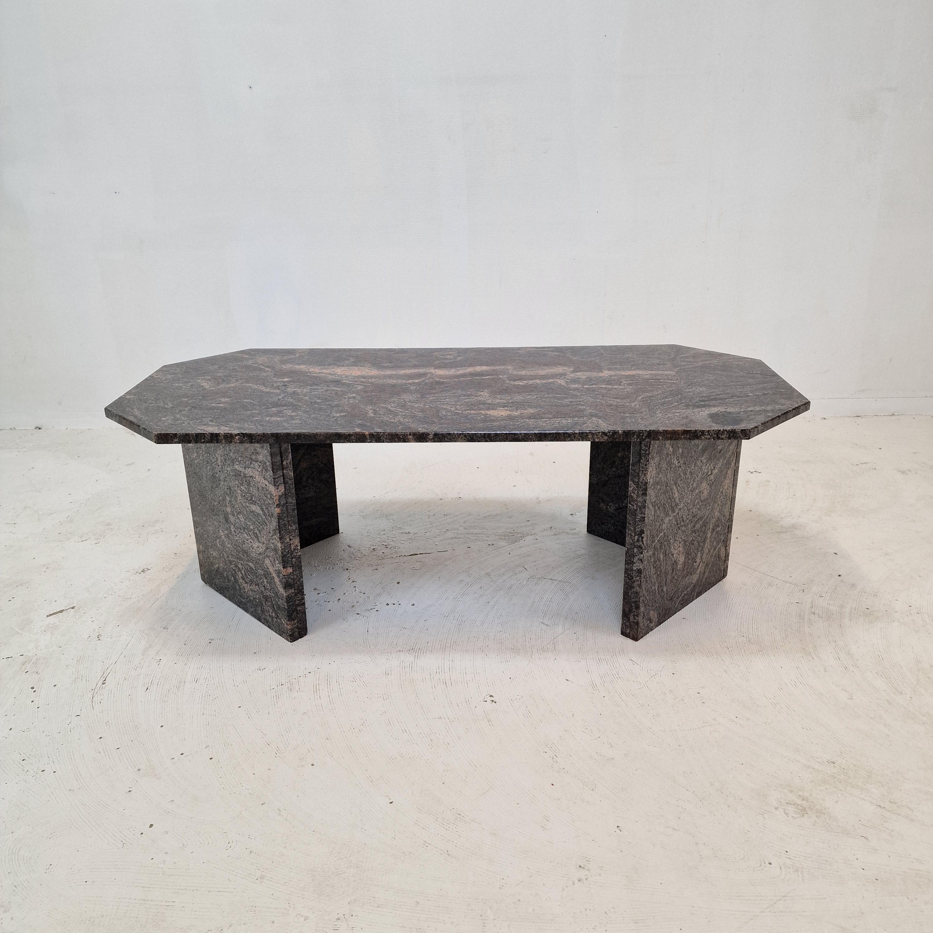 Mid-Century Modern Table basse ou d'appoint italienne en granit, années 1980 en vente