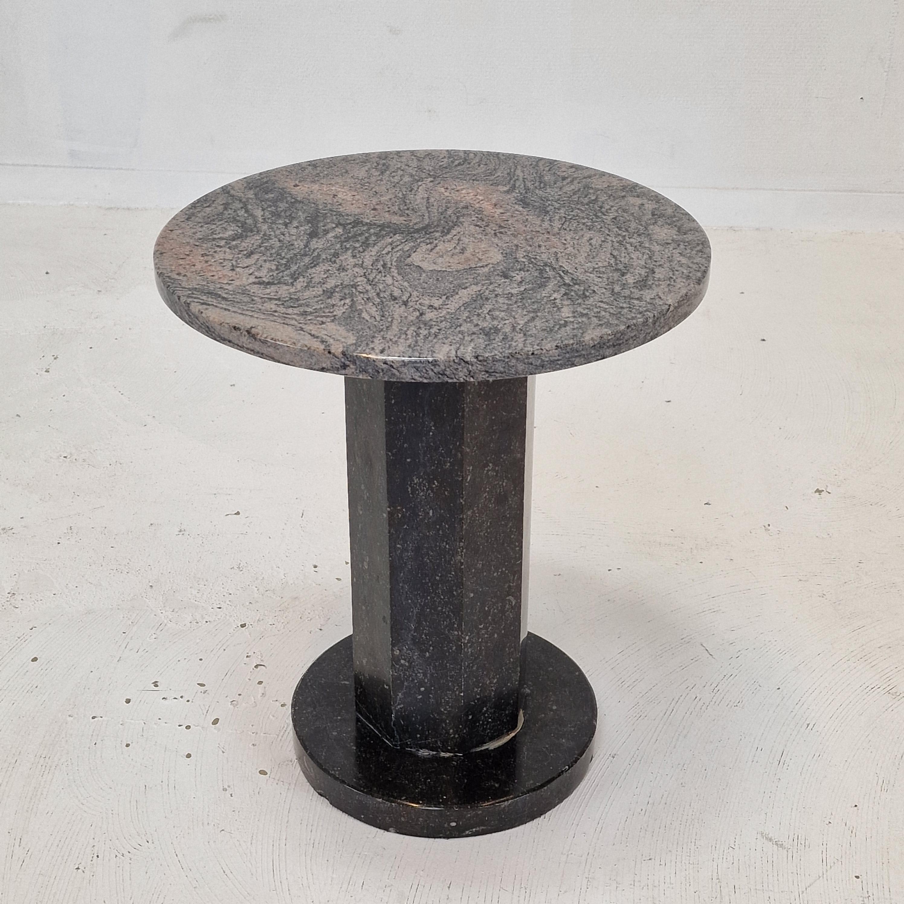 Table basse ou d'appoint italienne en granit, années 1980 État moyen - En vente à Oud Beijerland, NL