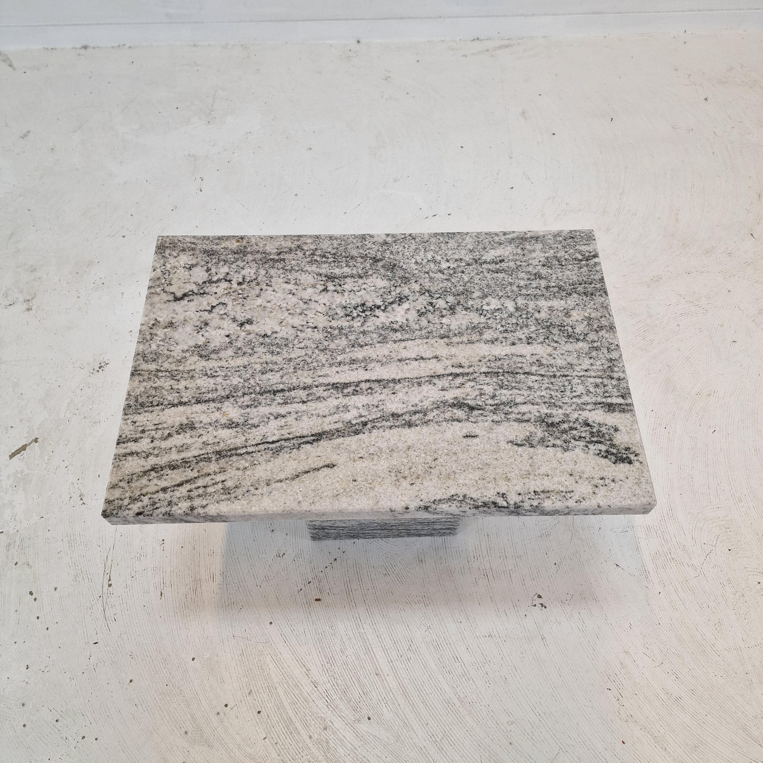 Fin du 20e siècle Table basse ou d'appoint italienne en granit, années 1980 en vente