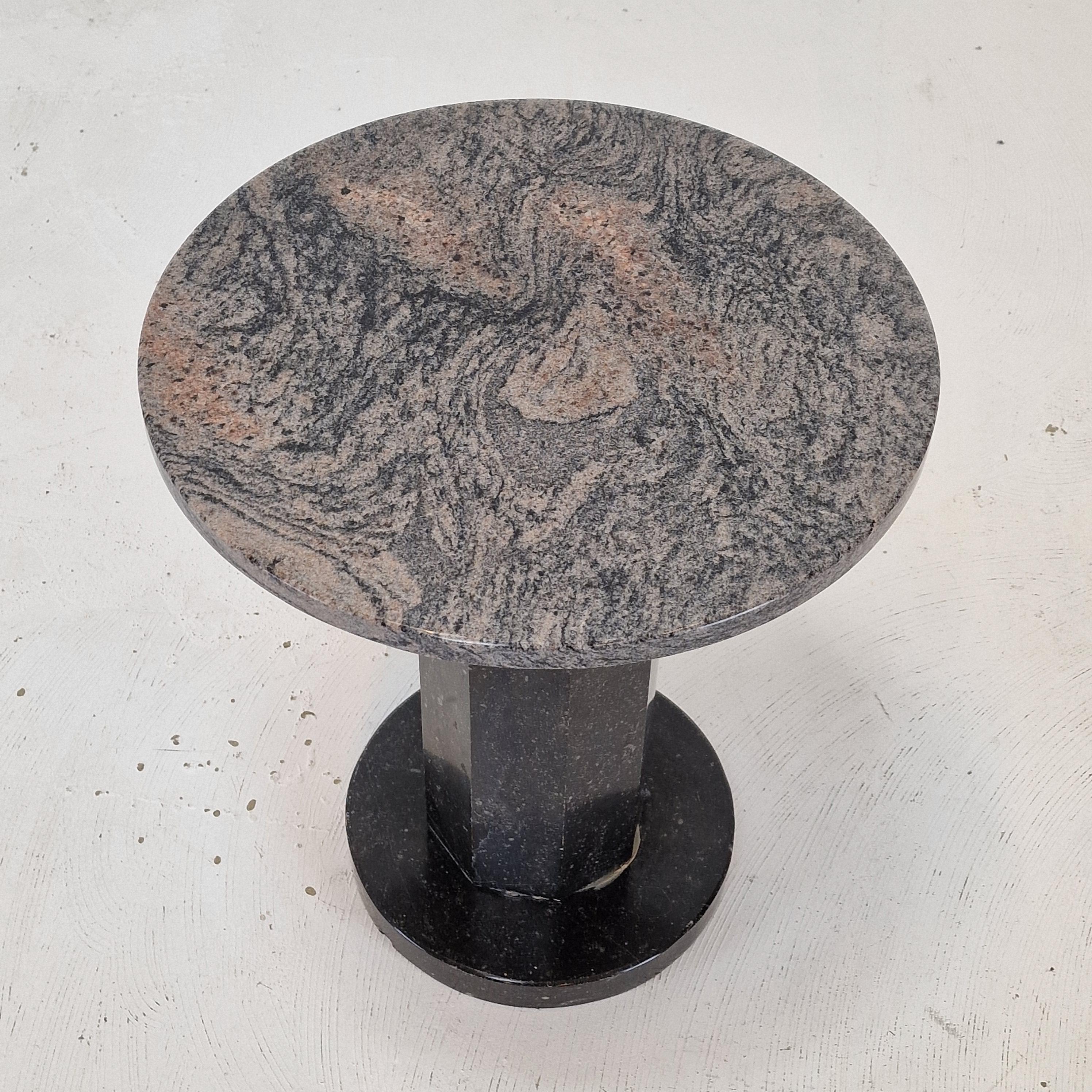 Granit Table basse ou d'appoint italienne en granit, années 1980 en vente
