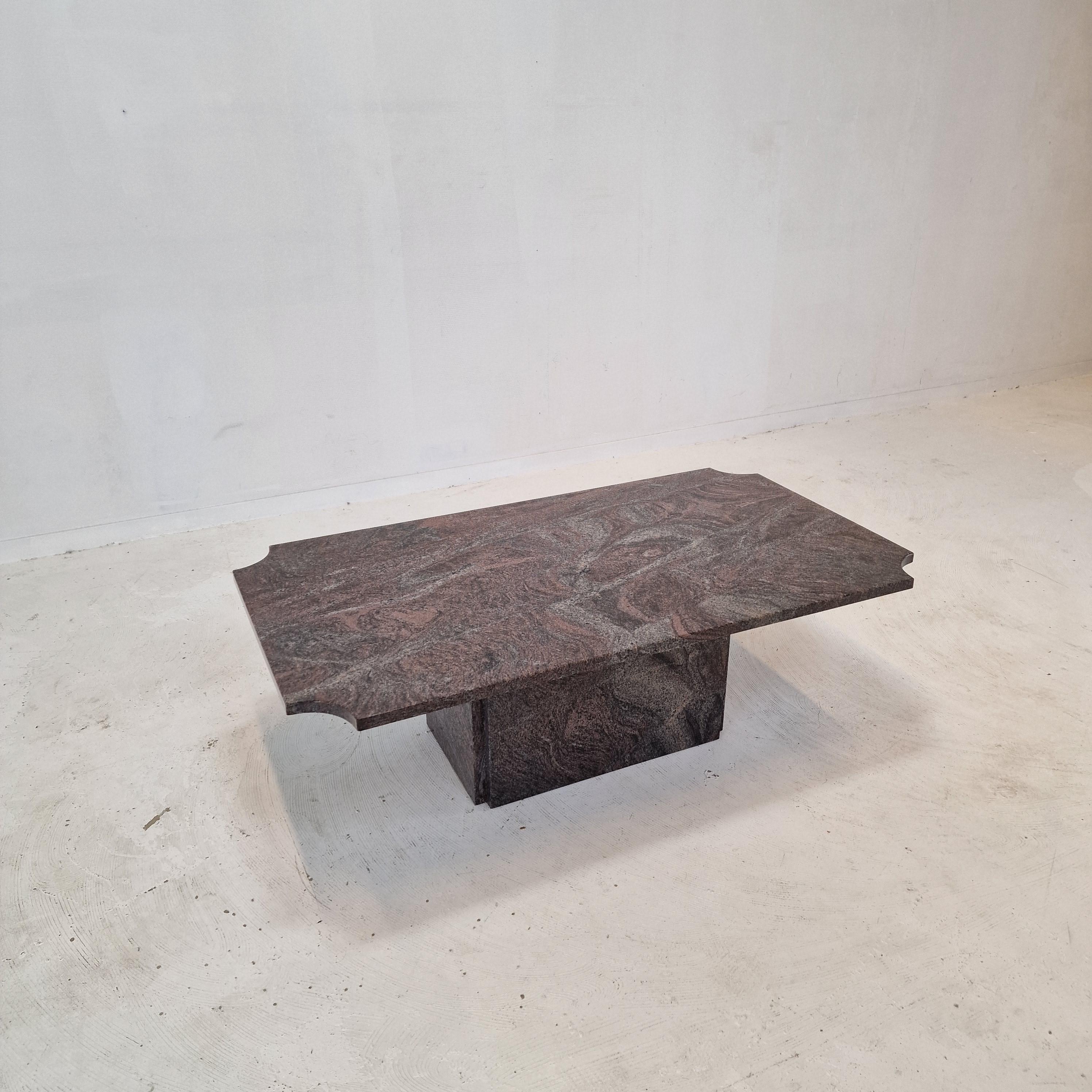 Granit Table basse ou d'appoint italienne en granit, années 1980 en vente