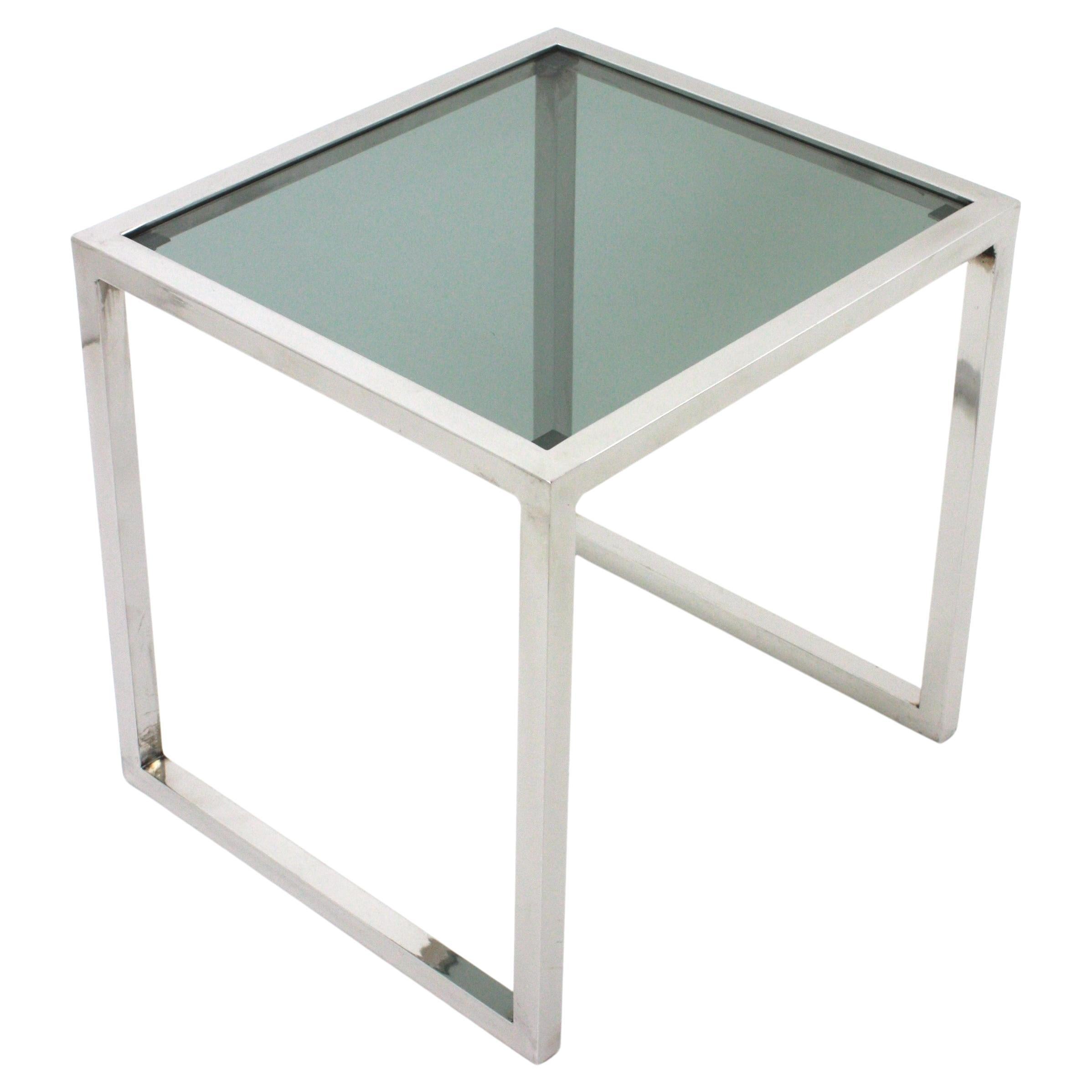 Mesa auxiliar o de centro de acero cromado en forma de cubo con tapa de cristal ahumado. Italia, décadas de 1960 a 1970.
Escultural mesa auxiliar de mediados de siglo con base de acero cromado y tapa de cristal. 
Puede utilizarse como mesa auxiliar,