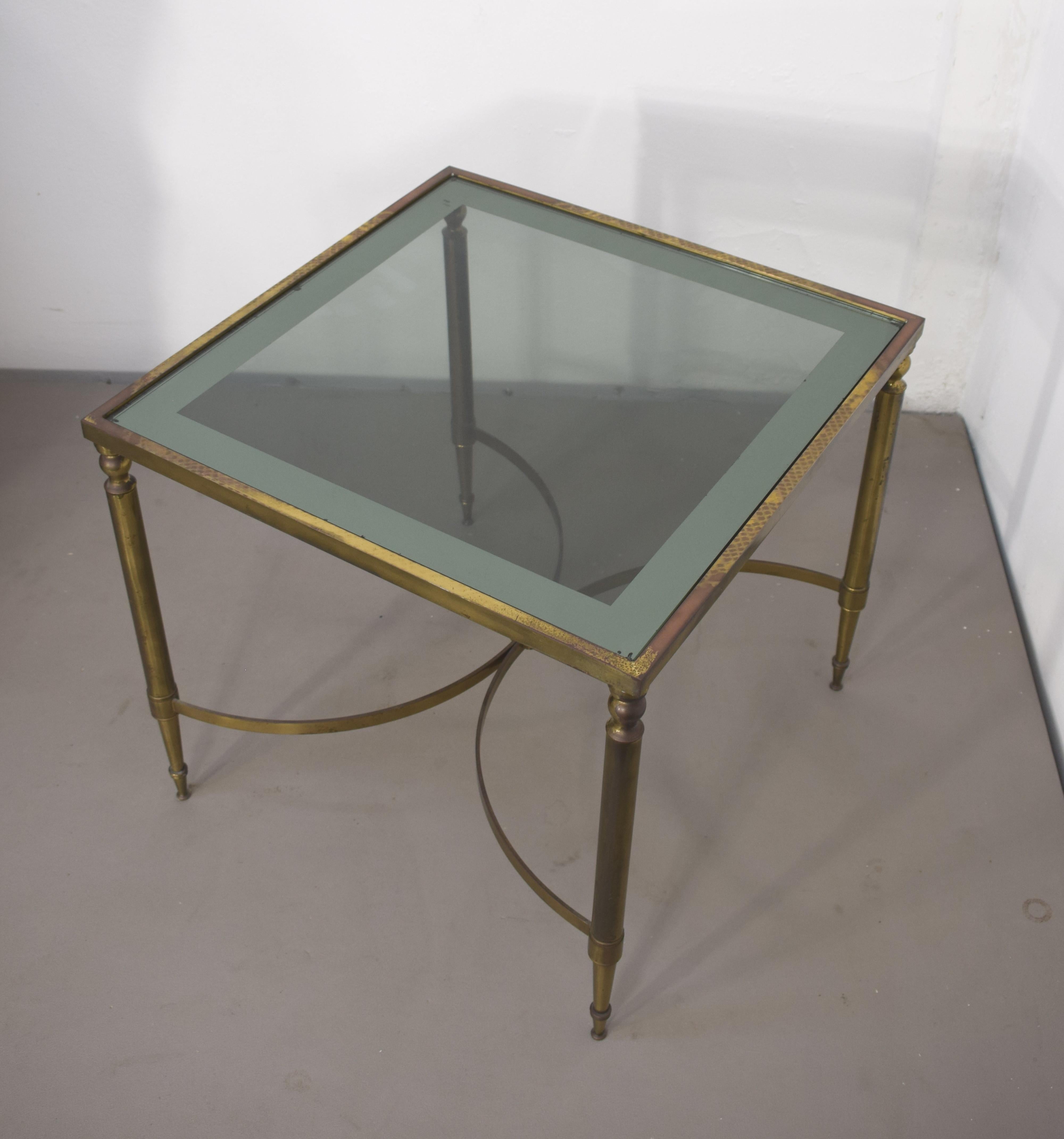 Table basse italienne, laiton et verre fumé, années 1950.

Dimensions : H= 45 cm ; L= 50 cm ; P= 50 cm : H= 45 cm ; L= 50 cm ; P= 50 cm.
