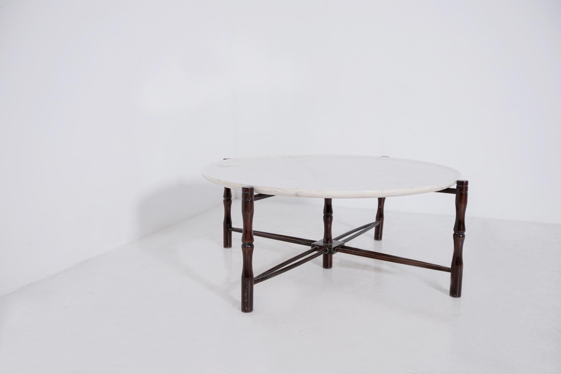 Small centre table by Giuseppe Scapinelli from the 1950s. The large coffee table is made of a walnut frame, which is carved and sculpted into its four supporting legs. At the centre of the walnut structure there is another leg which acts as a