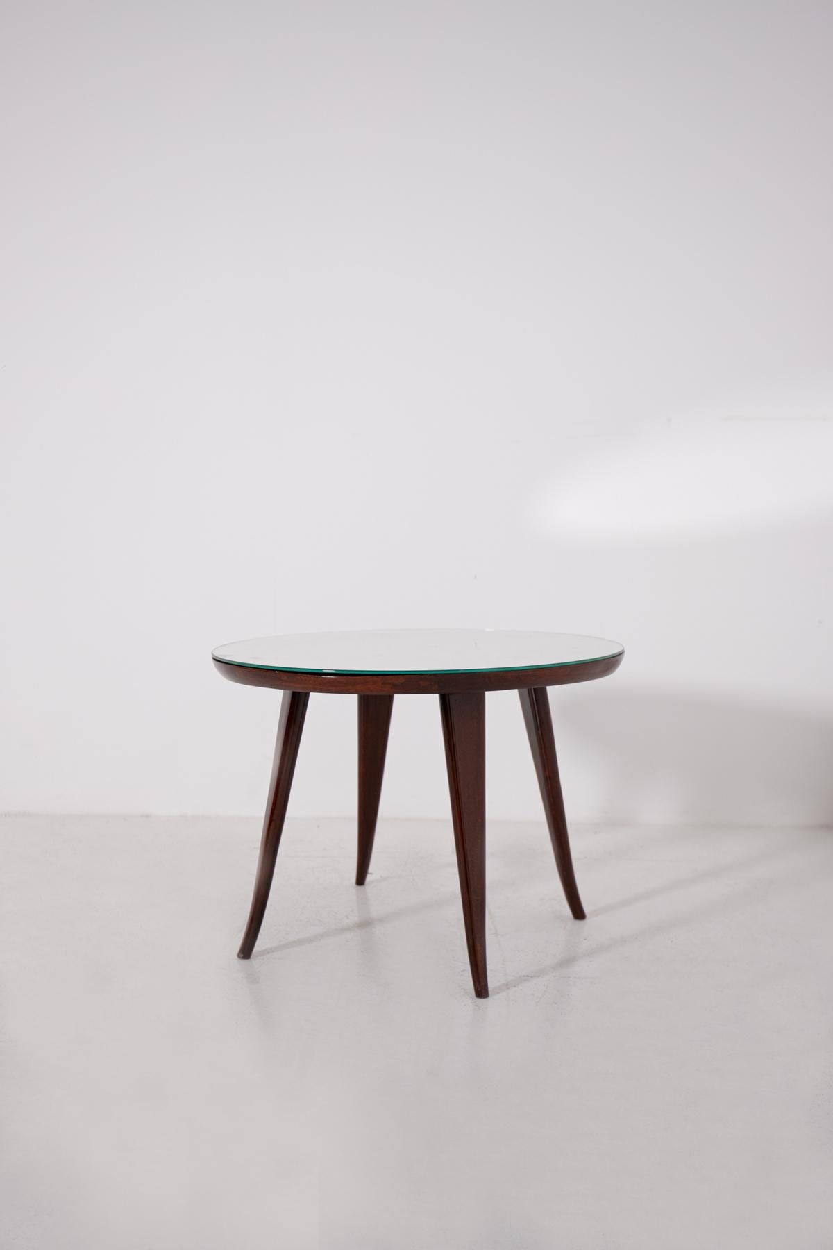 Elegant coffee table by Pietro Chiesa from the 1950s. The coffee table is made of walnut wood of excellent quality. Its four legs have in their final part a slightly curved foot. The strictly round top gives strength and elegance to its whole. The