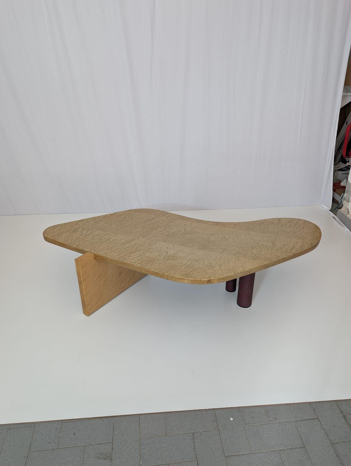 Esta singular y elegante mesa de centro fue fabricada por la renombrada firma de muebles italiana Saporiti Italia en la década de 1970. Este mueble moderno de mediados de siglo irradia un encanto único que cautiva cualquier espacio. La sofisticada