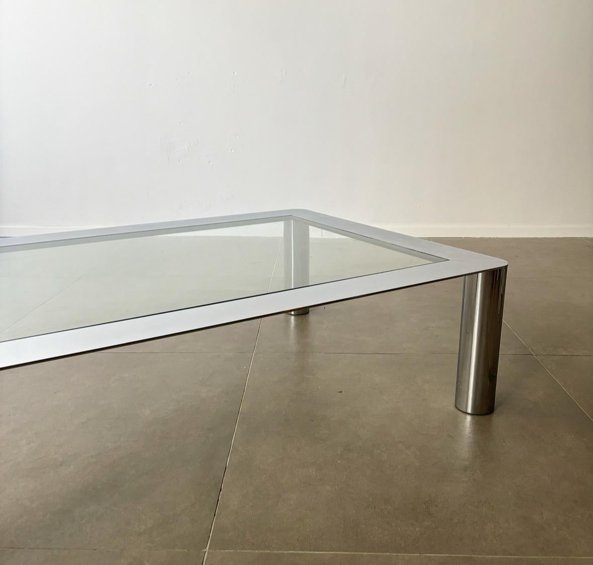 Italienischer Couchtisch von Sergio Mazza und Giuliana Gramigna für Cinova, 1960er Jahre
Ein wunderschöner massiver Couchtisch, entworfen von Sergio Mazza & Giuliana Gramigna für Cinova, hochglanzpolierter Stahl mit einer massiven 1
