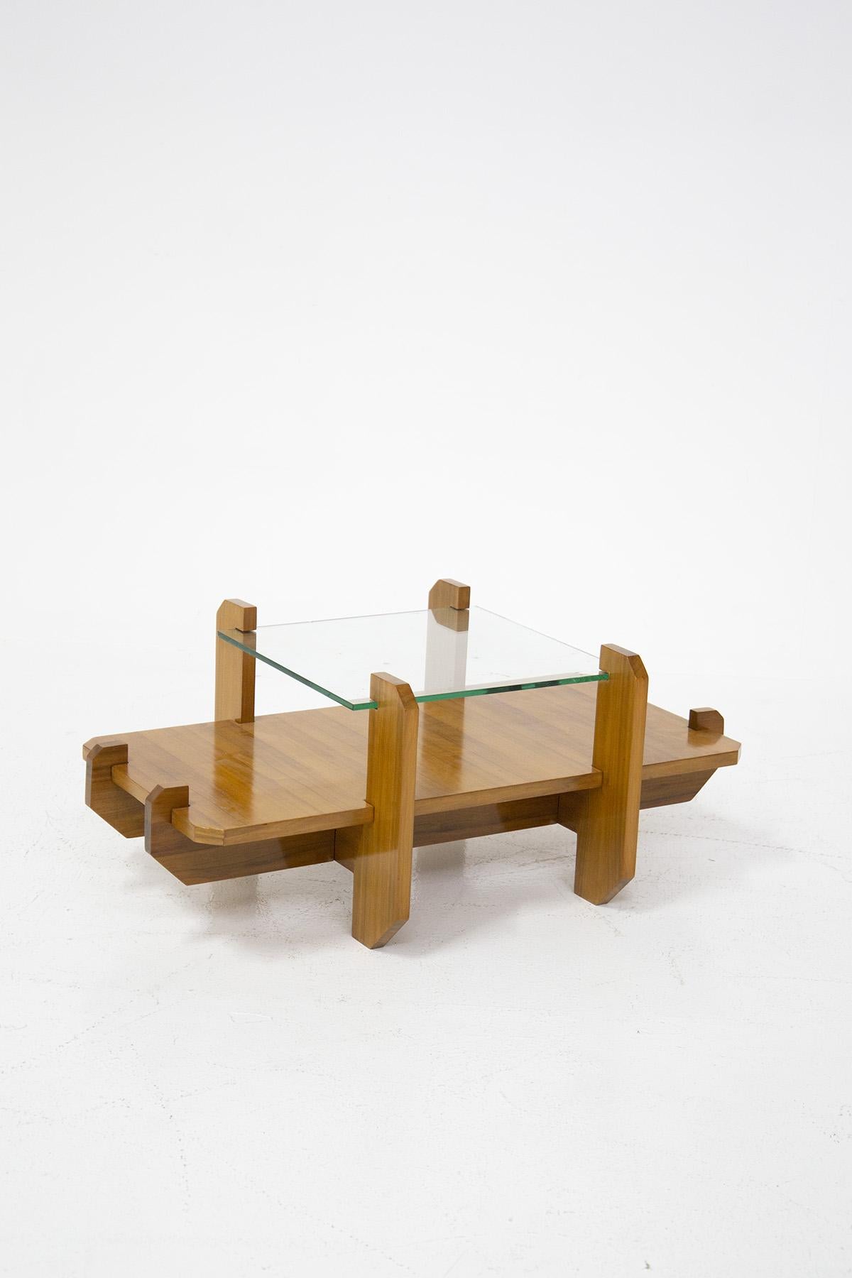 Une table basse d'une extraordinaire élégance, fabriquée en Italie par Vittorio Gregotti dans les années 1960, époque dorée du design italien. Cette pièce unique se distingue par ses formes géométriques imposantes et sculpturales, reflétant