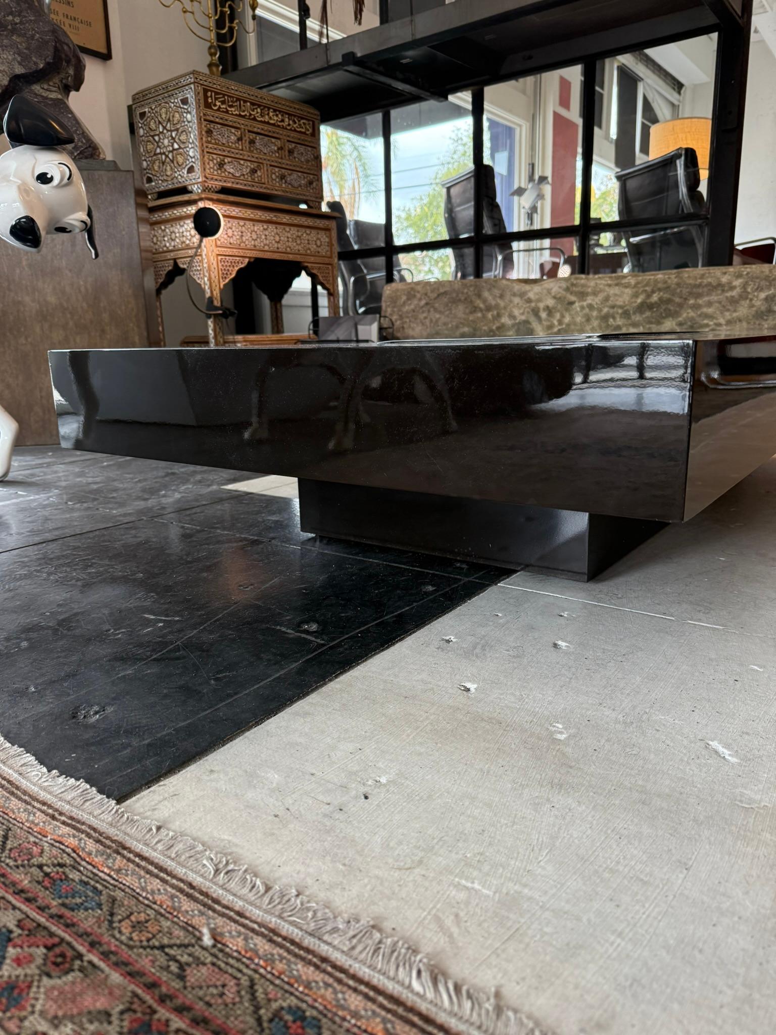 Table basse étonnante, en laque noire et acier inoxydable. Italie, 1970