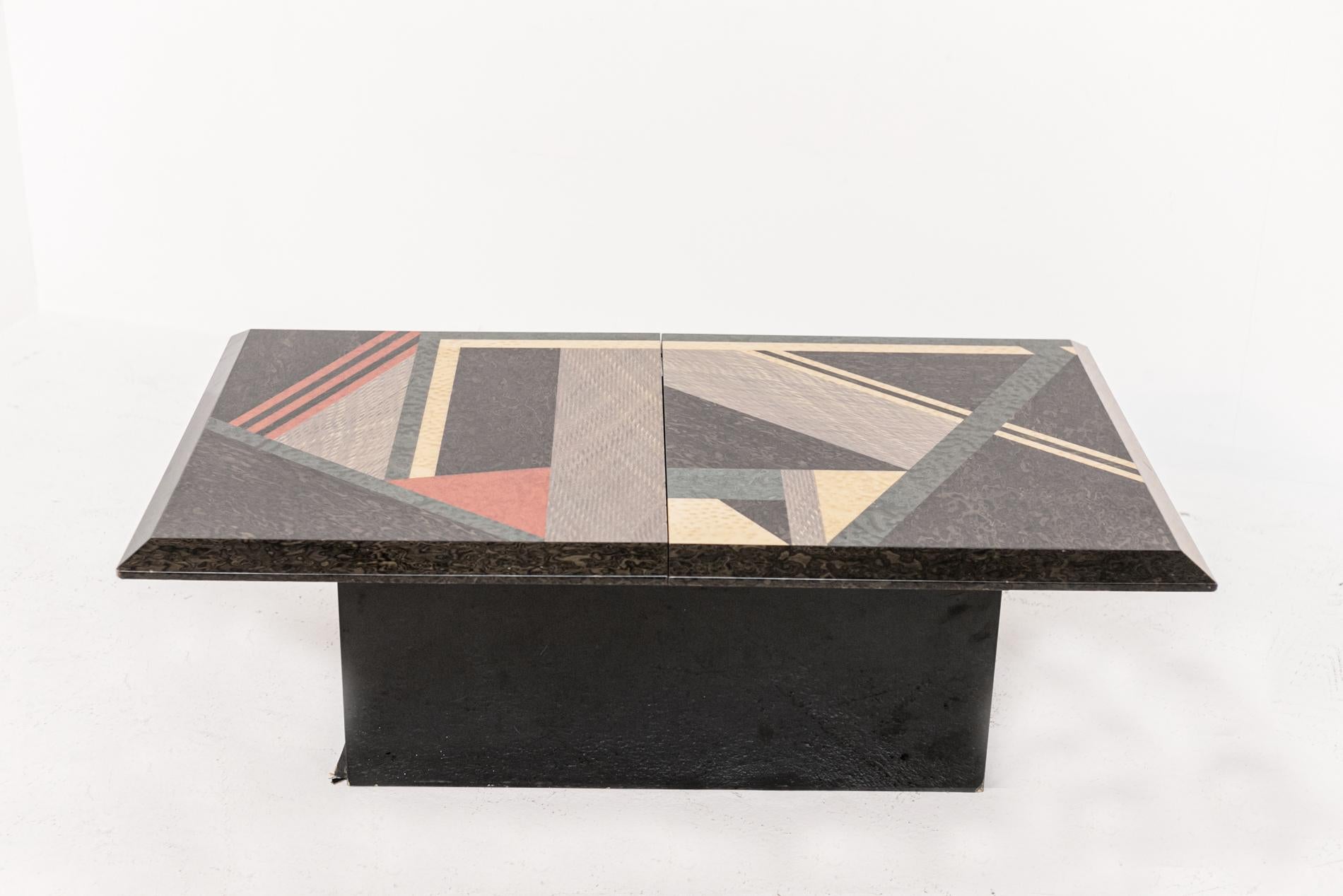 Italian coffee table from the 1980s with extendable top that opens the hidden dry bar, designed by Giovanni Offredi and manufactured by Saporiti. The base of the table is made of black lacquered wood. The table top is made of multicolored burl wood