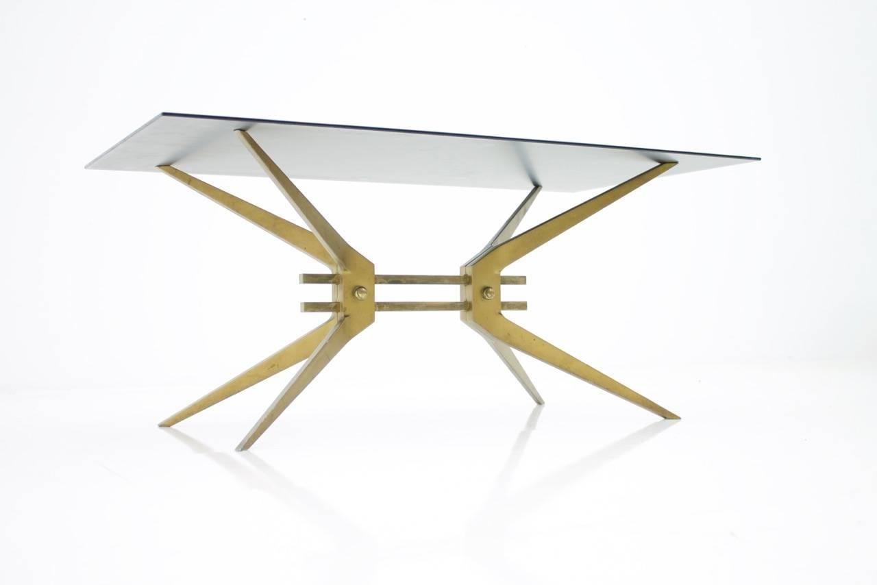 Italian coffee table in brass and glass, 1950s.

Good condition with small scratches on the glass top.