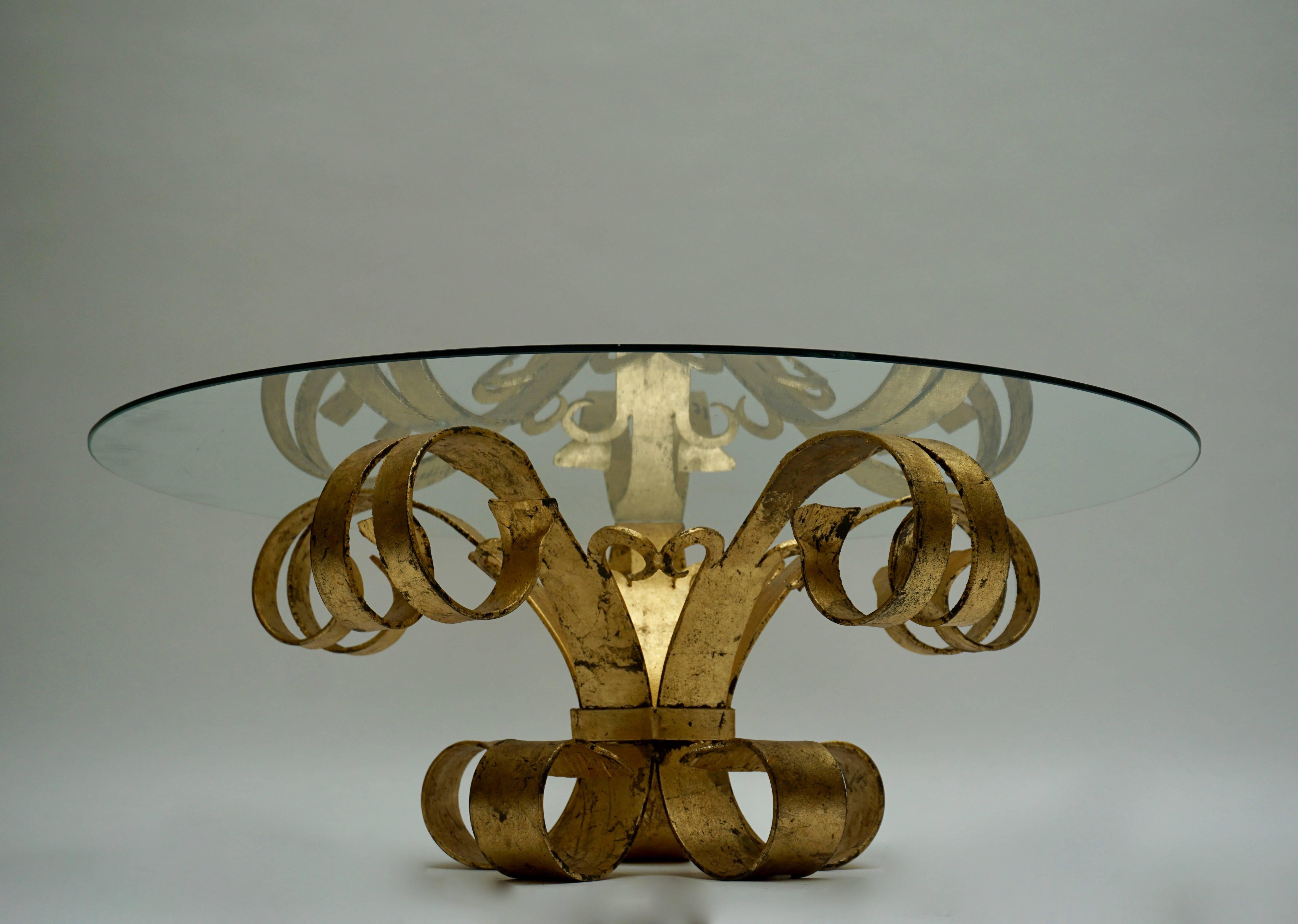 Elegant Italian gilded coffee table with glass top.
Diameter with glass top: 105 cm.
Height: 39 cm.
Diameter base: 60 cm.