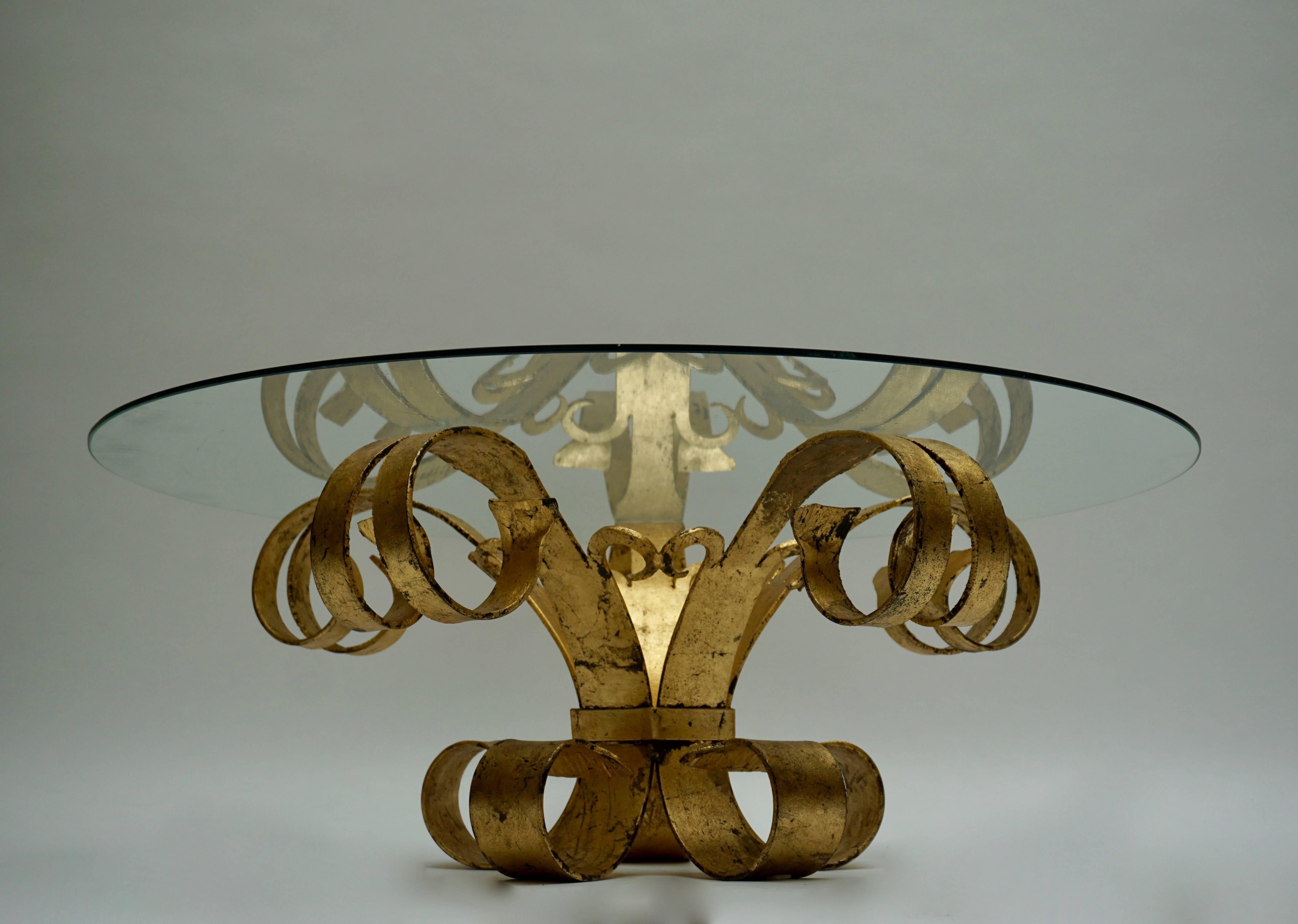 Elegante mesa de centro italiana dorada con tapa de cristal.
Diámetro con tapa de cristal 105 cm.
Altura: 39 cm.
Diámetro de la base: 60 cm.