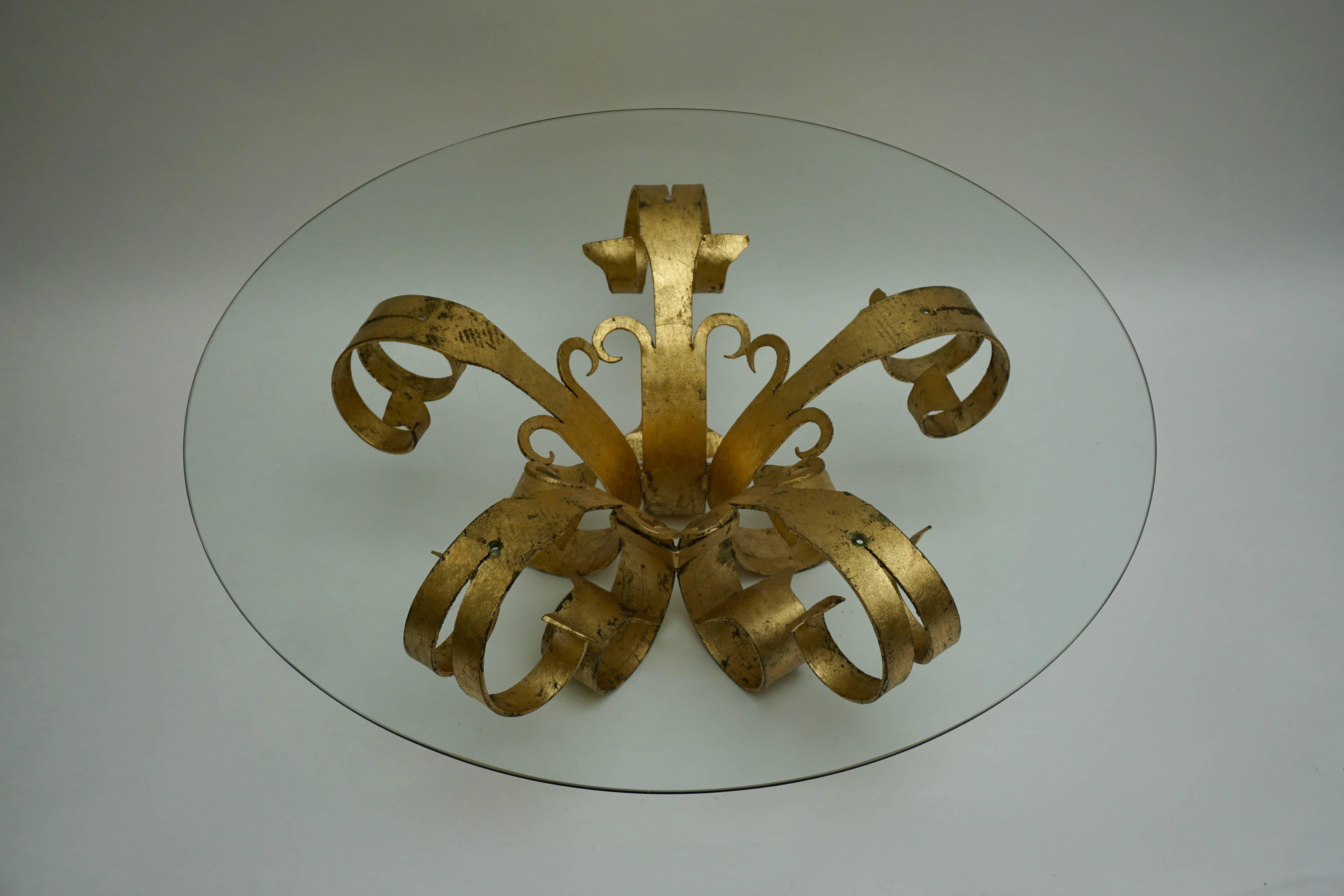 Mesa de centro italiana de cristal y metal dorado Regencia de Hollywood en venta