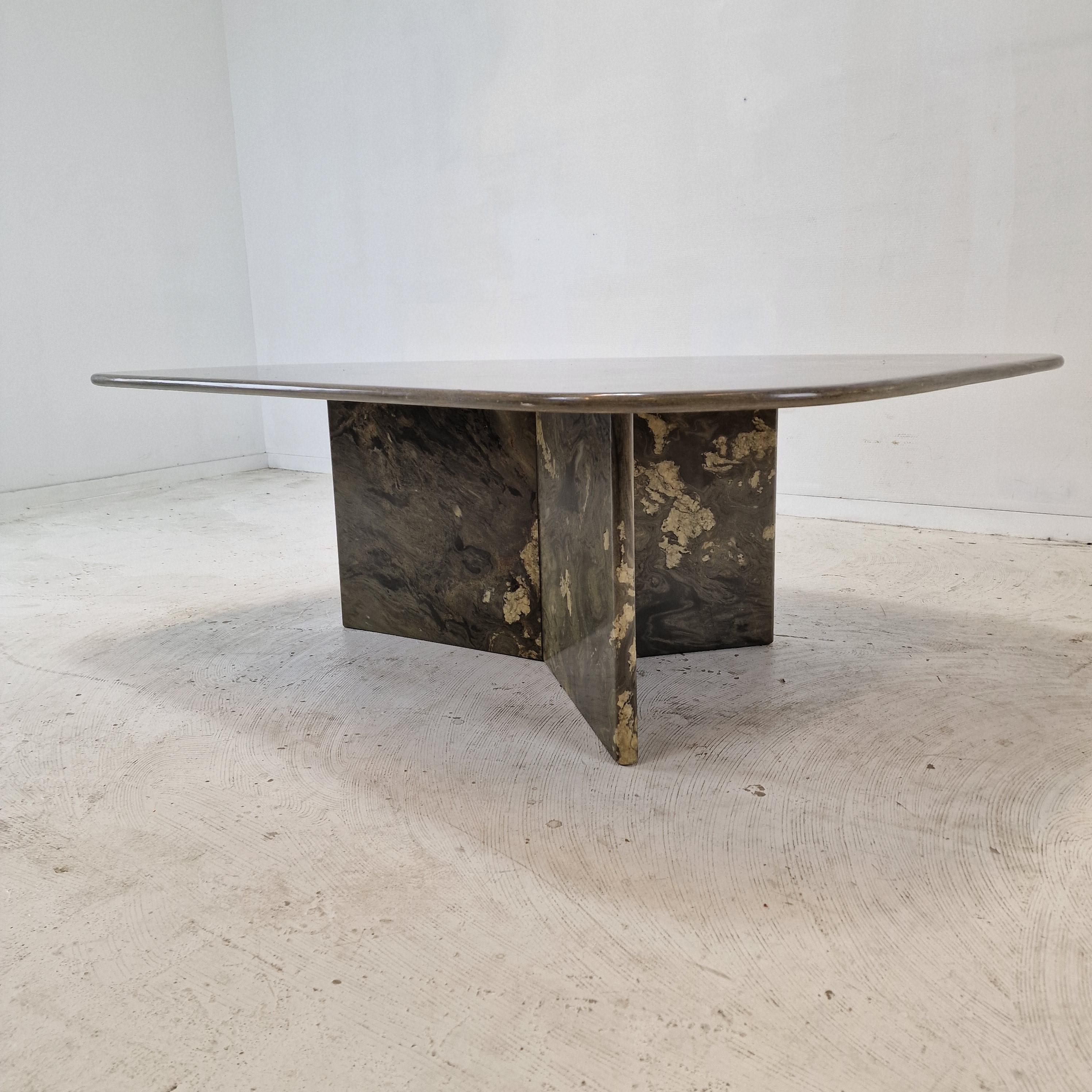 Italian Coffee Table in Granite, 1980s For Sale 7