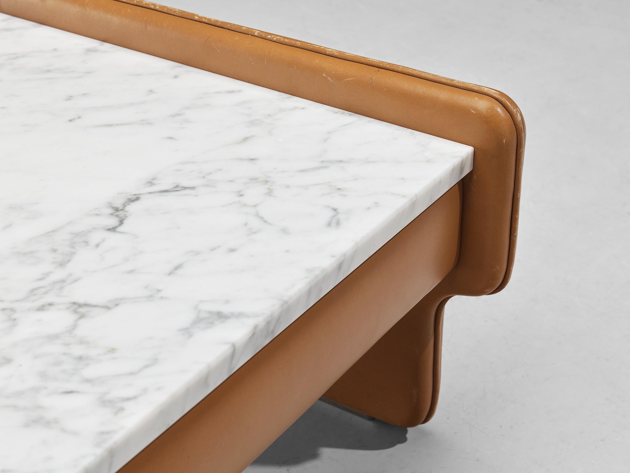 Cuir Table basse italienne en cuir et marbre  en vente
