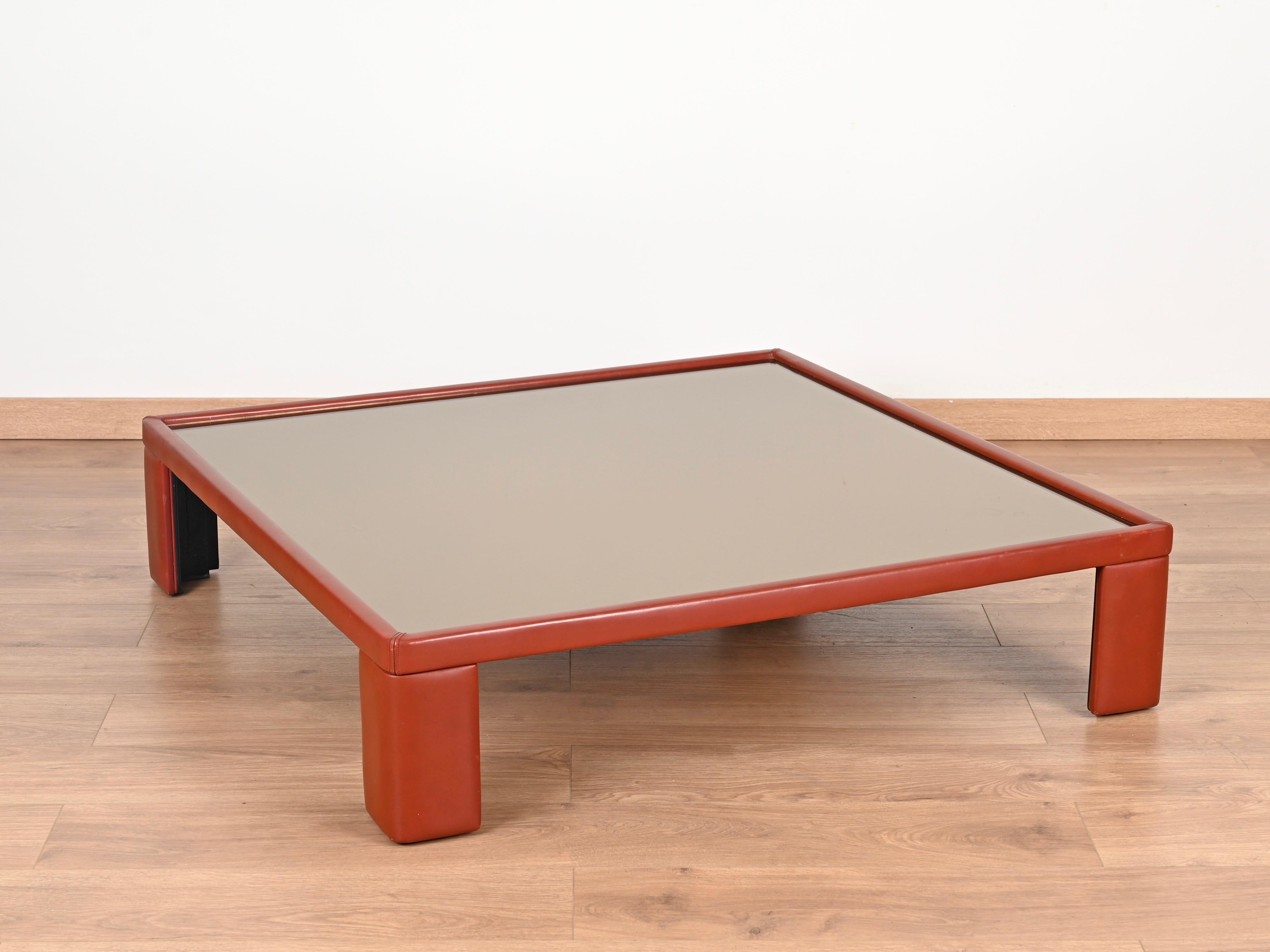 Italienischer Couchtisch aus marokkanischem Leder mit Bronzeglas von Massoni für Frau, 70er Jahre (Moderne der Mitte des Jahrhunderts) im Angebot