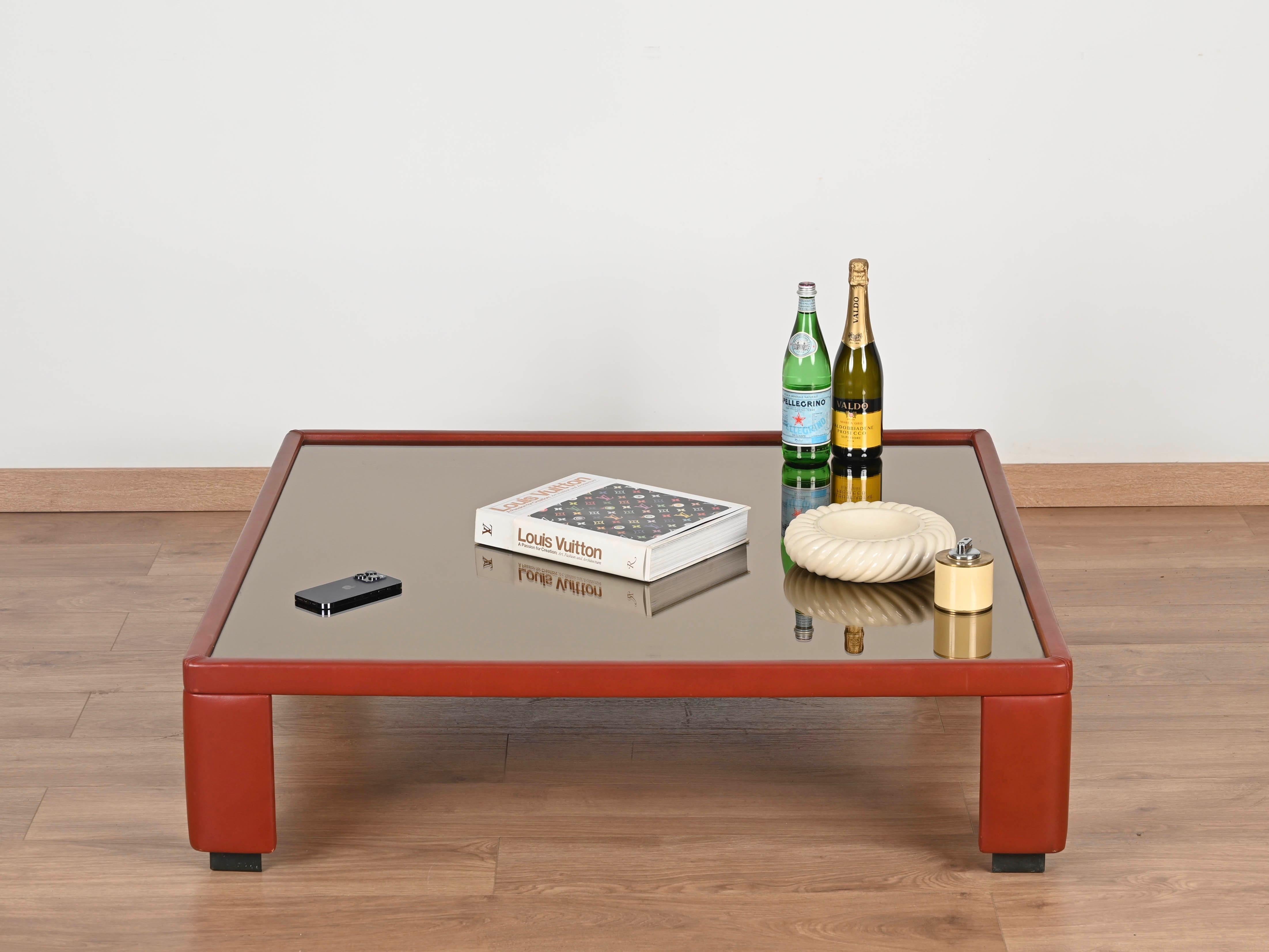 Italienischer Couchtisch aus marokkanischem Leder mit Bronzeglas von Massoni für Frau, 70er Jahre (Handgefertigt) im Angebot