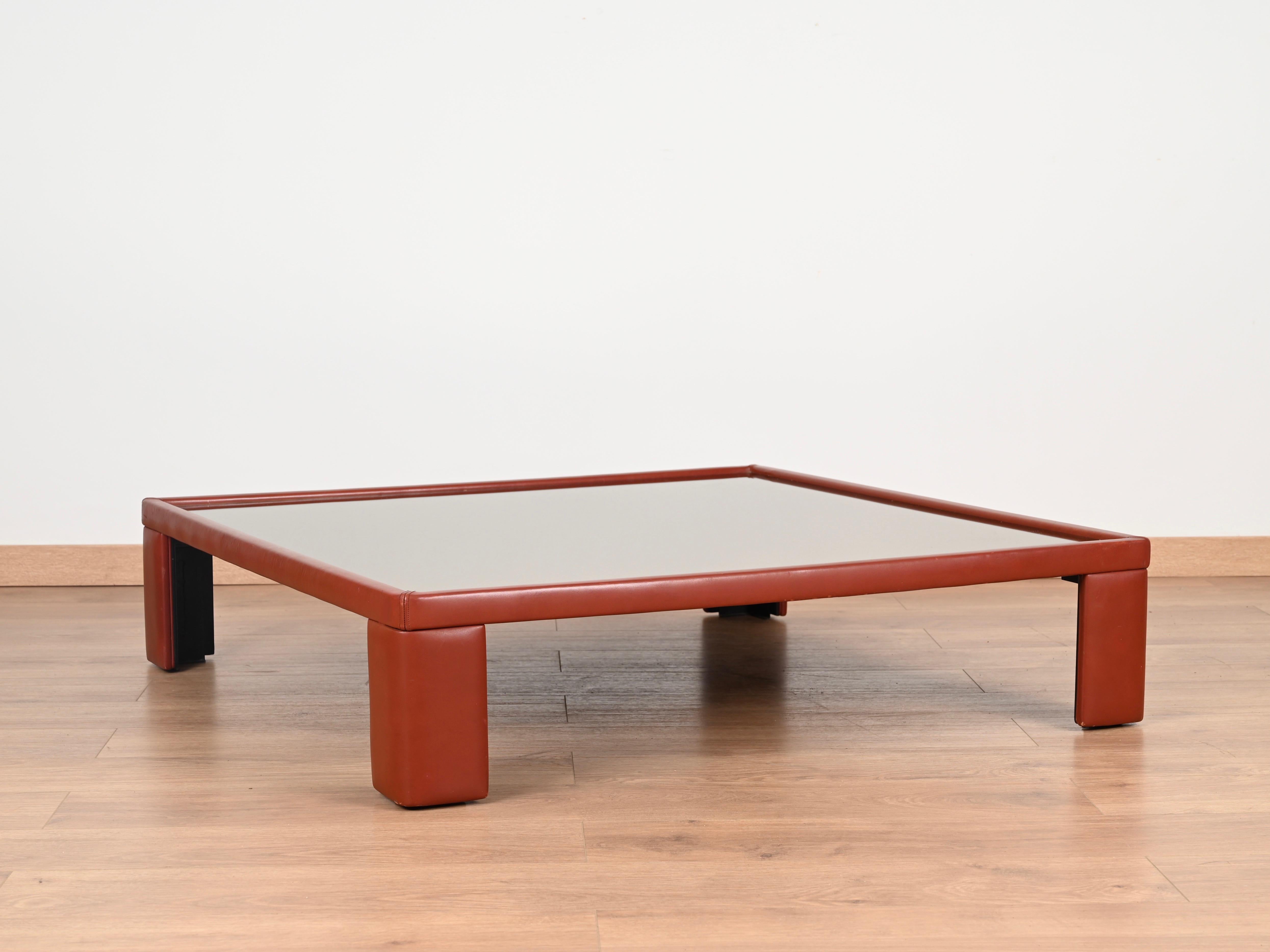 Italienischer Couchtisch aus marokkanischem Leder mit Bronzeglas von Massoni für Frau, 70er Jahre (Ende des 20. Jahrhunderts) im Angebot