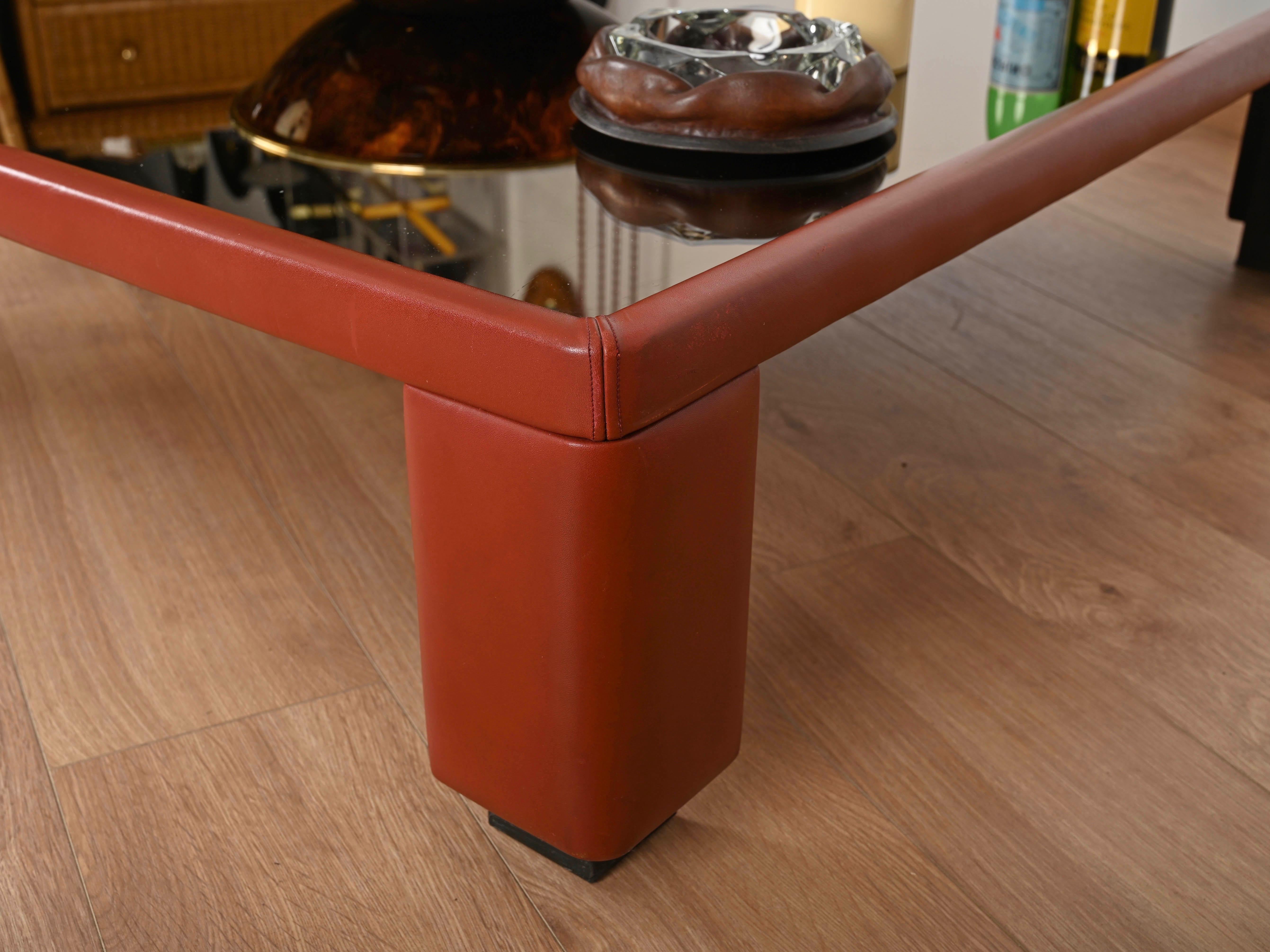 Italienischer Couchtisch aus marokkanischem Leder mit Bronzeglas von Massoni für Frau, 70er Jahre (Metall) im Angebot