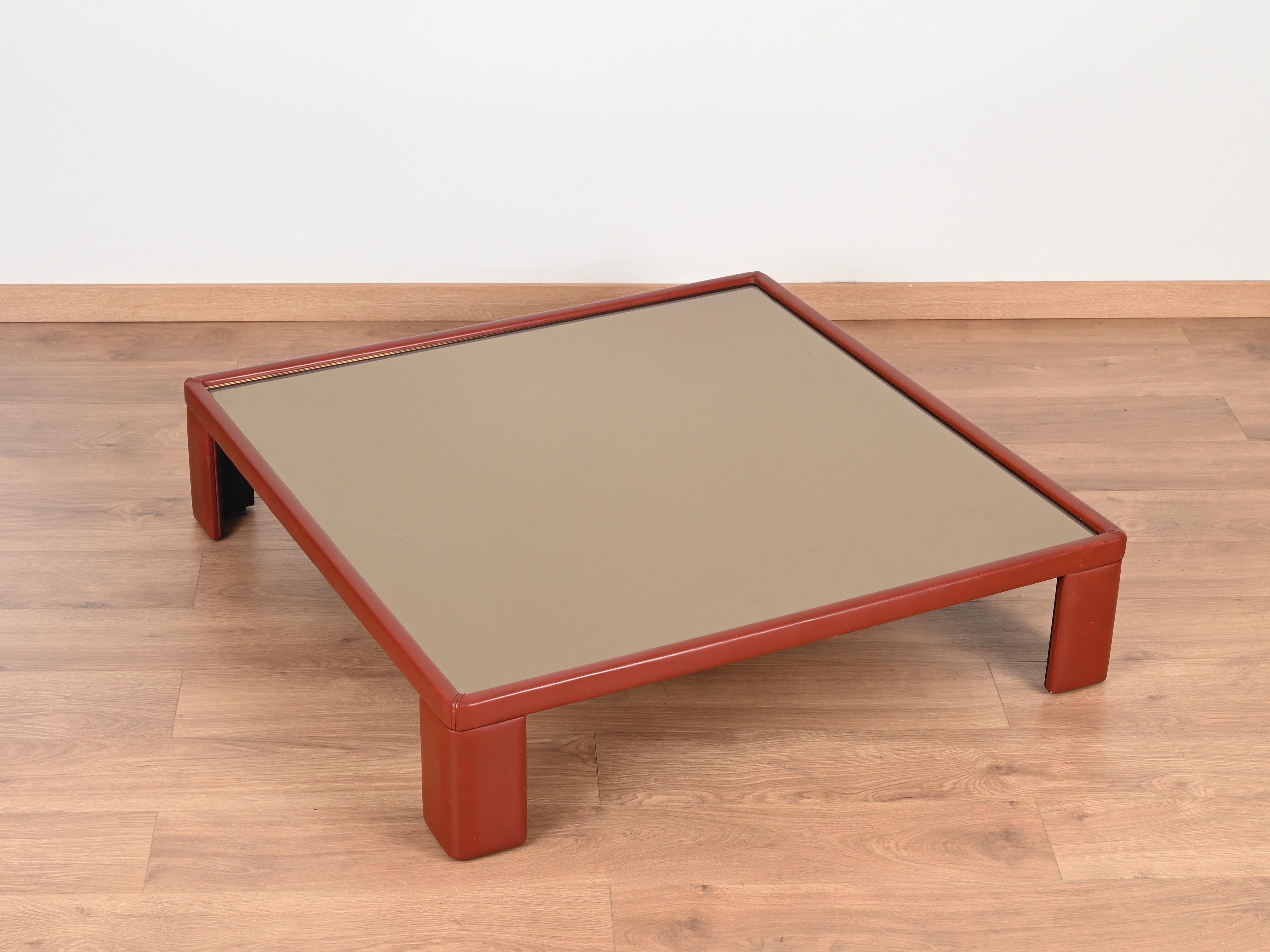 Italienischer Couchtisch aus marokkanischem Leder mit Bronzeglas von Massoni für Frau, 70er Jahre im Angebot 1