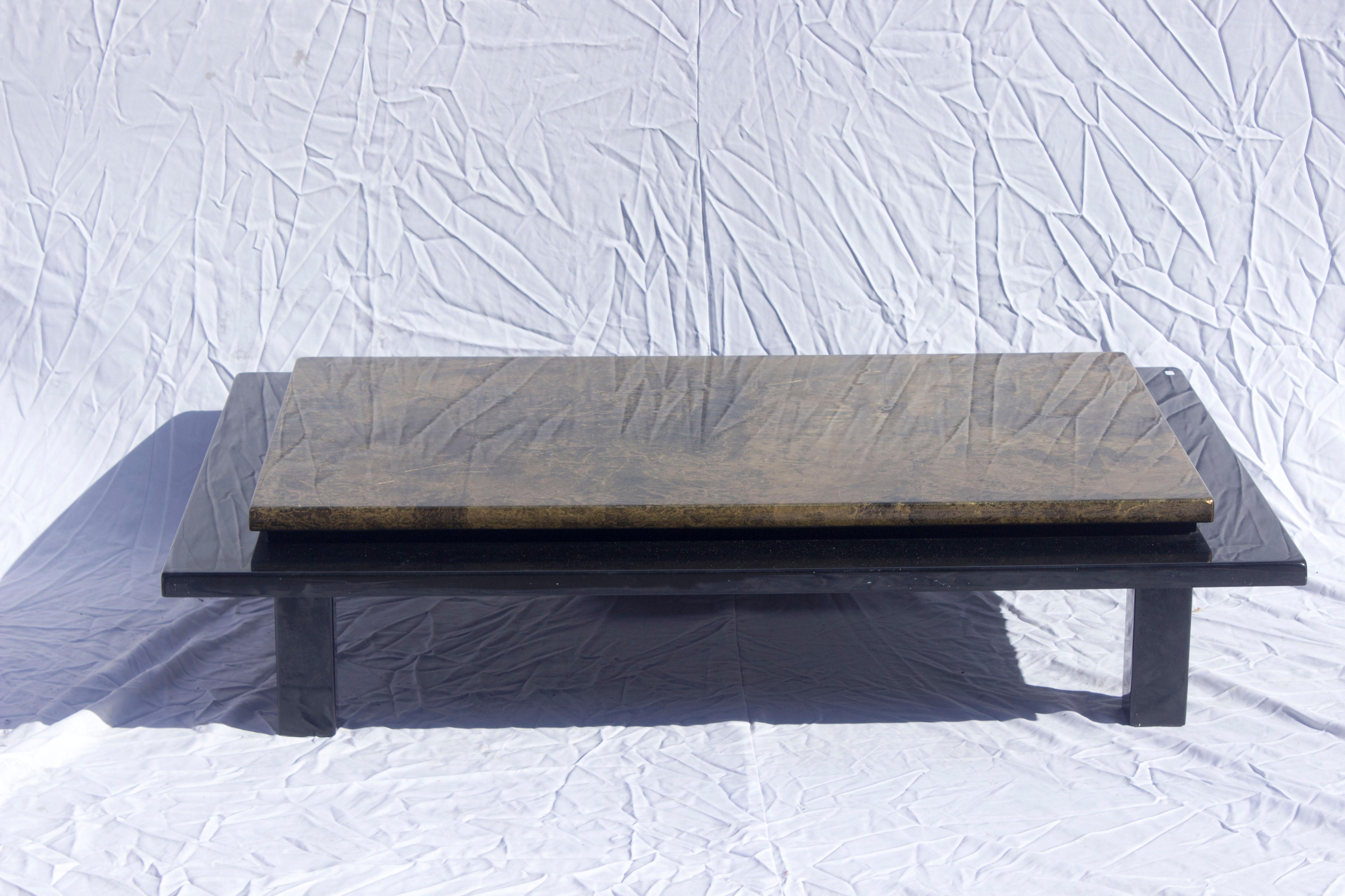 Superb coffee table of a high quality finish (weight about 40 kg).
Excellent condition, no shocks, no chips.
The 4 legs and the first top (140 x 90) in black lacquered finish.
Second sheet (120 x 70) lacquered gold tinted goatskin finish