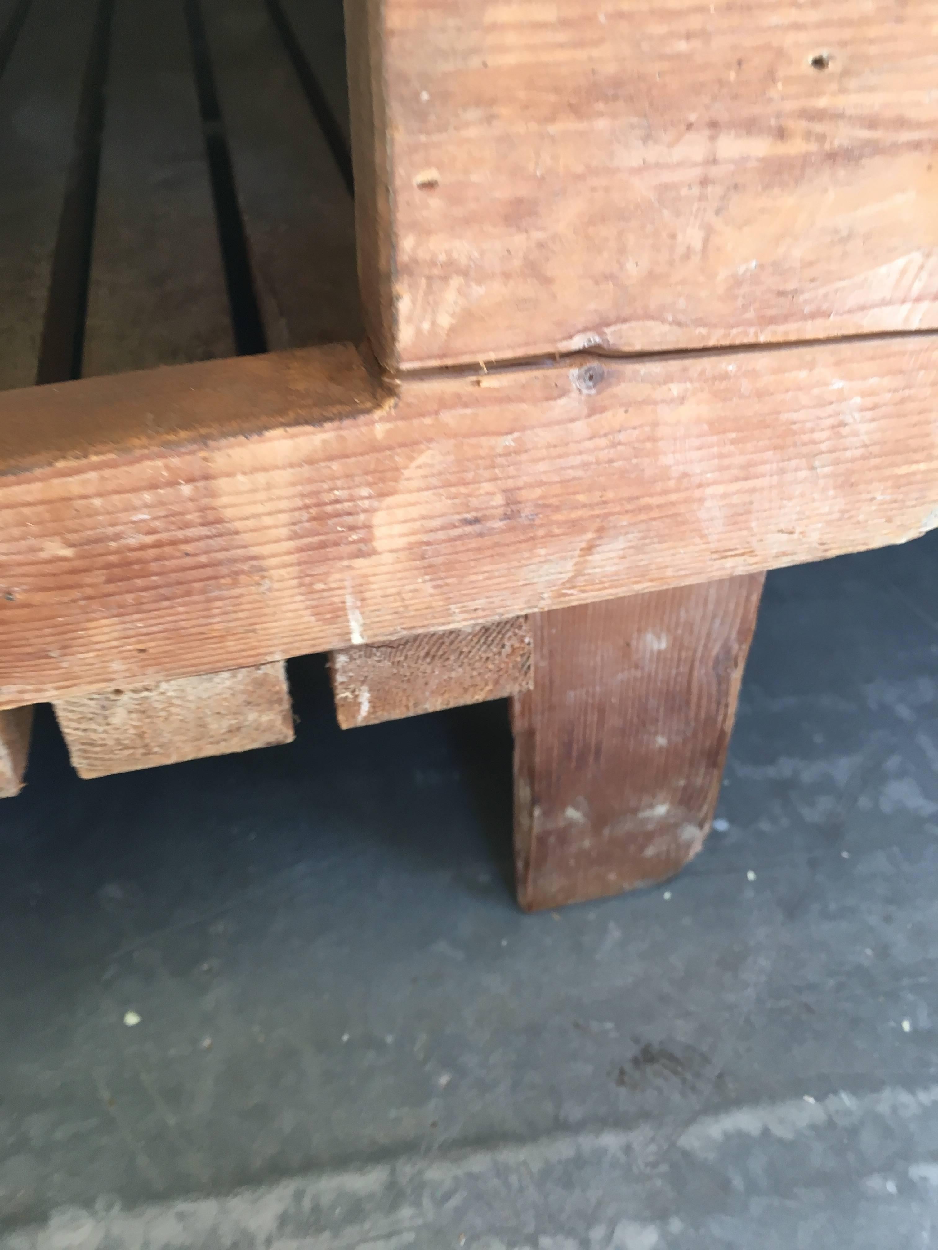 Italian Coffee Table in Pitch Pine Made with Olives Cases from 1960s In Good Condition For Sale In Florence, IT