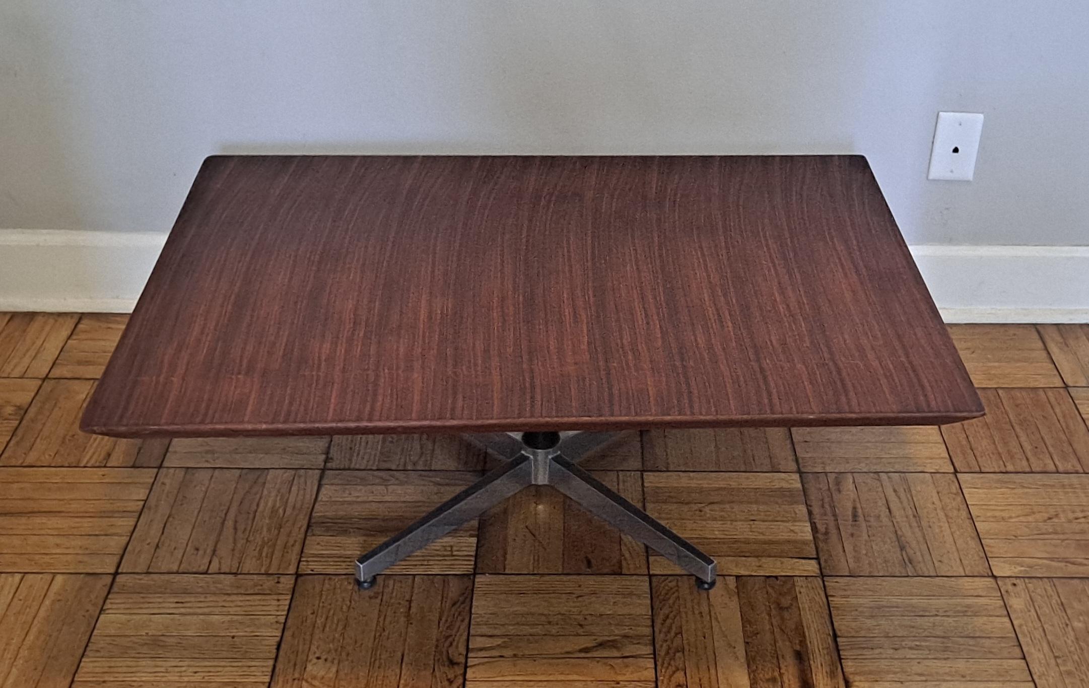 Bois Table basse italienne dans le style de Mim Roma en vente