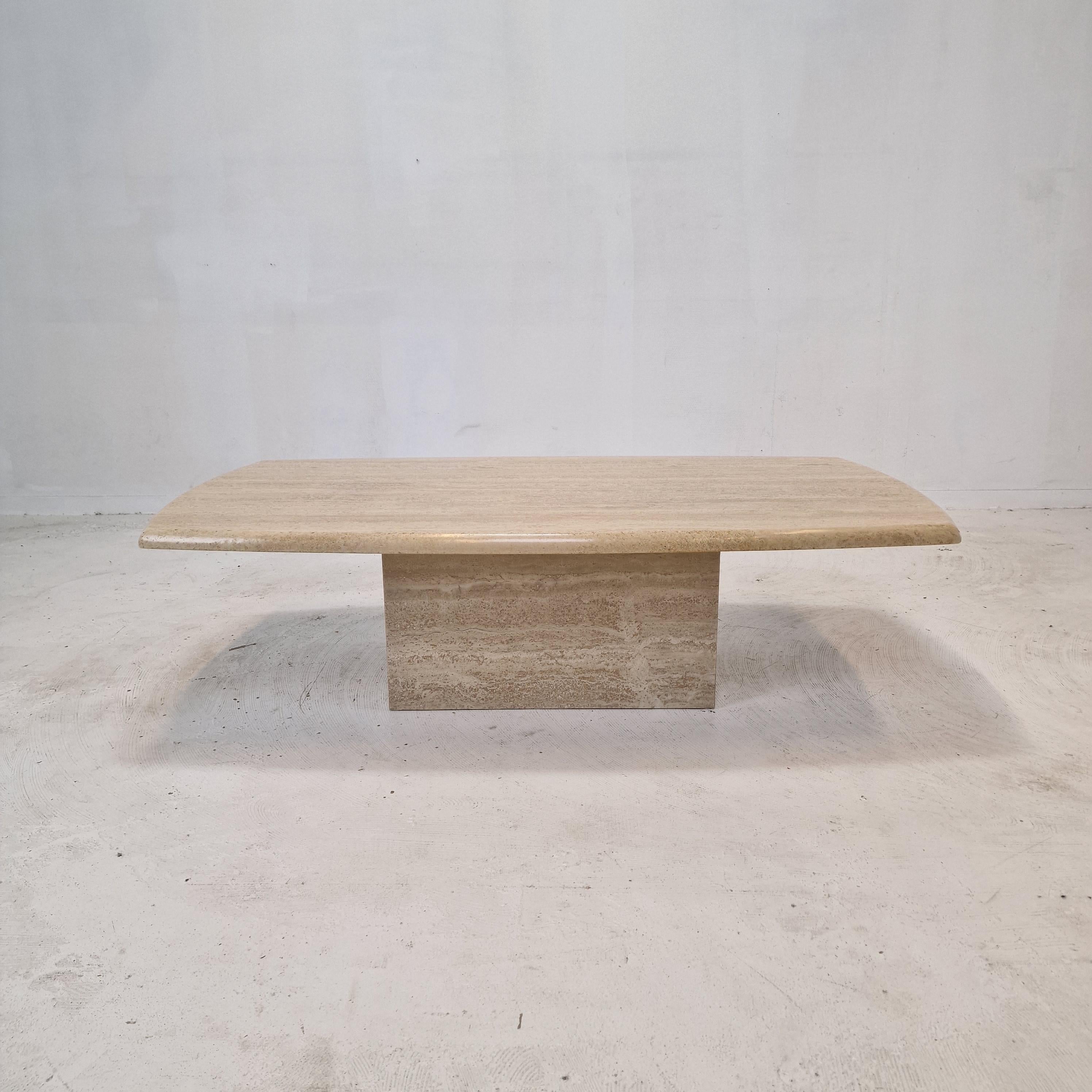 Sehr schöner italienischer Couchtisch oder Beistelltisch, handgefertigt aus Travertin, 1980er Jahre.

Die rechteckige Platte ist am Rand abgerundet. 
Er ist aus schönem Travertin gefertigt.
Bitte beachten Sie die sehr schönen Muster.

Es hat die