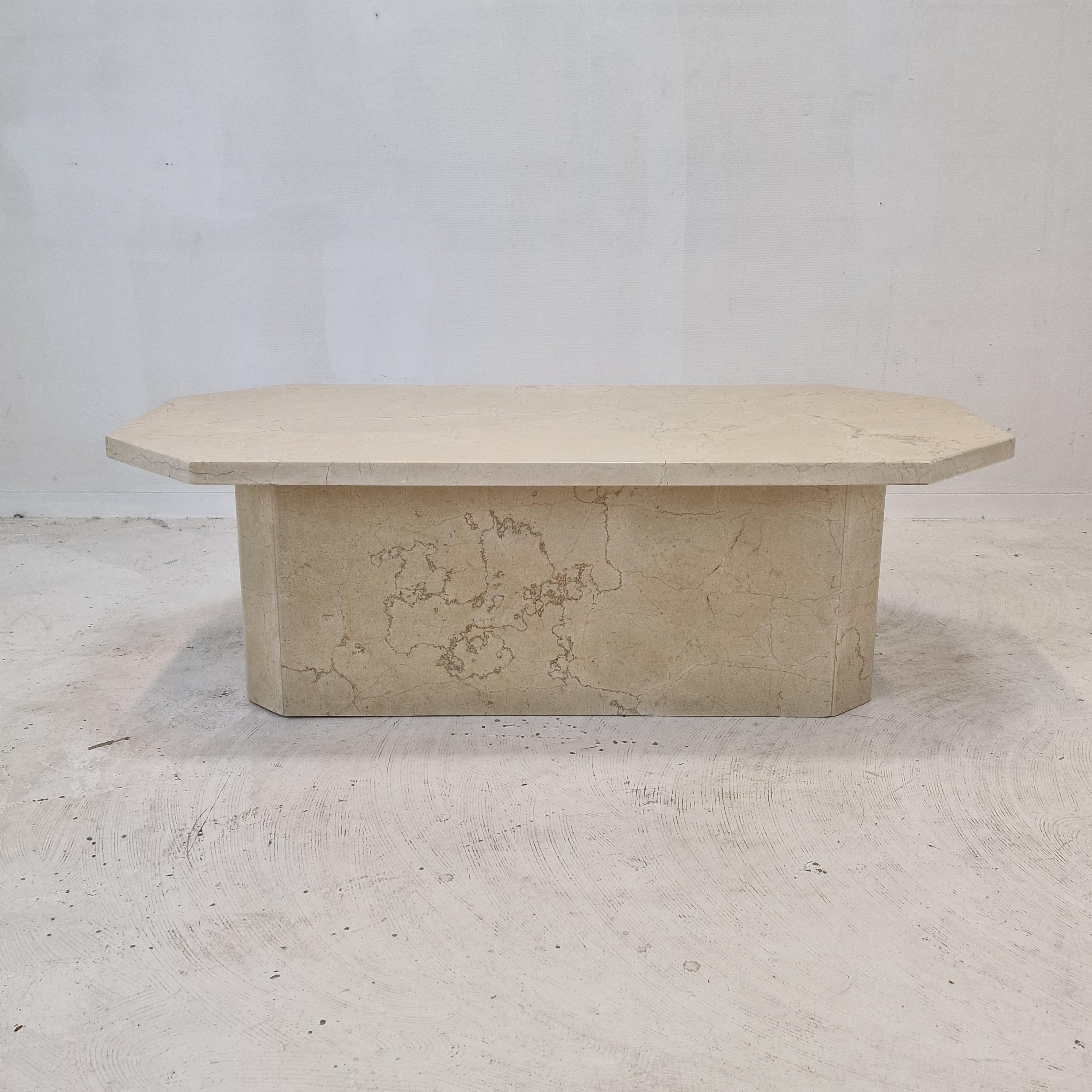 Very nice Italian coffee or side table handcrafted out of travertine, 1980s. 

It is made of beautiful travertine. 
Please take notice of the very nice patterns. 

It has the normal traces of use, see the pictures. 

We work with professional