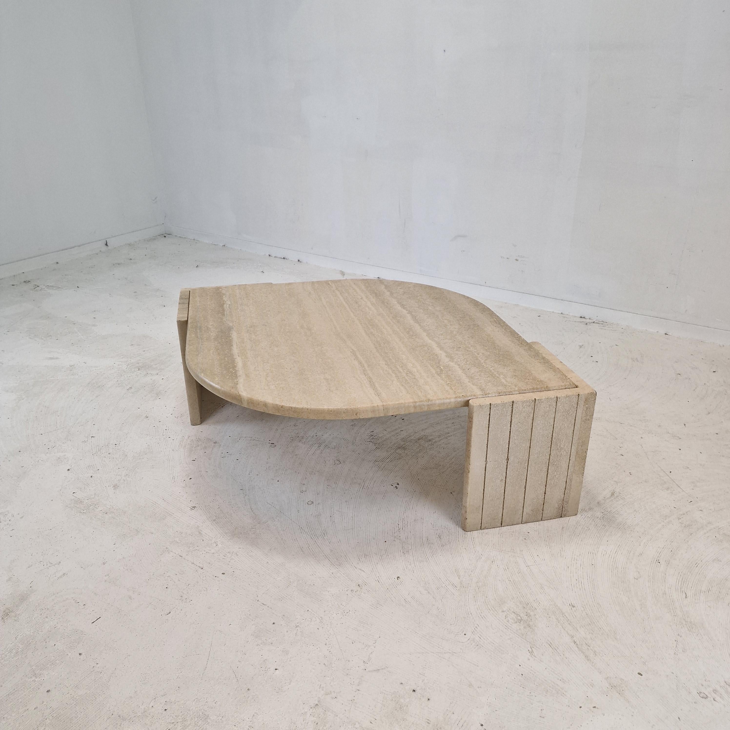 Italienischer Couchtisch aus Travertin, 1980er-Jahre (Moderne der Mitte des Jahrhunderts) im Angebot