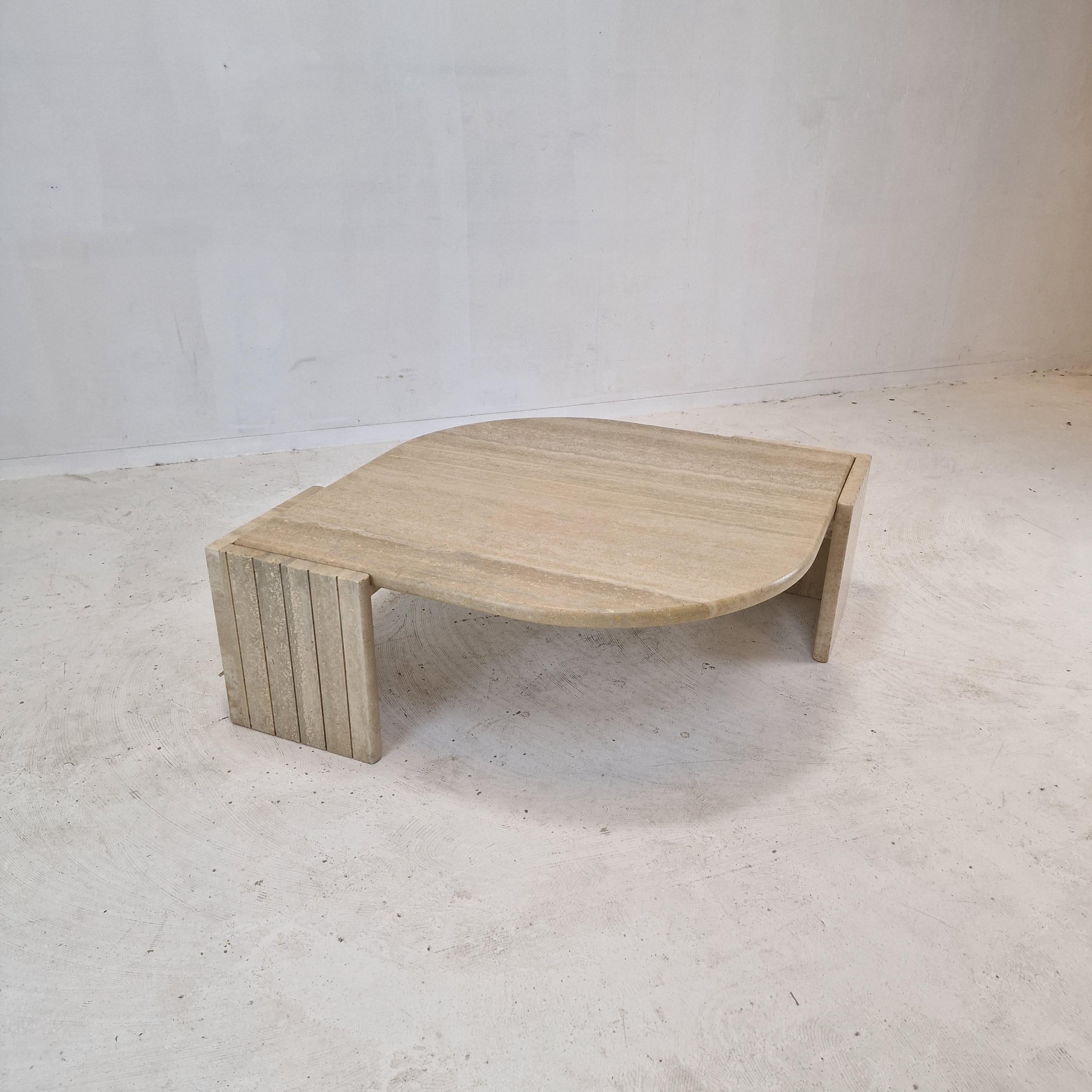 Italian Coffee Table in Travertine, 1980s In Good Condition For Sale In Oud Beijerland, NL