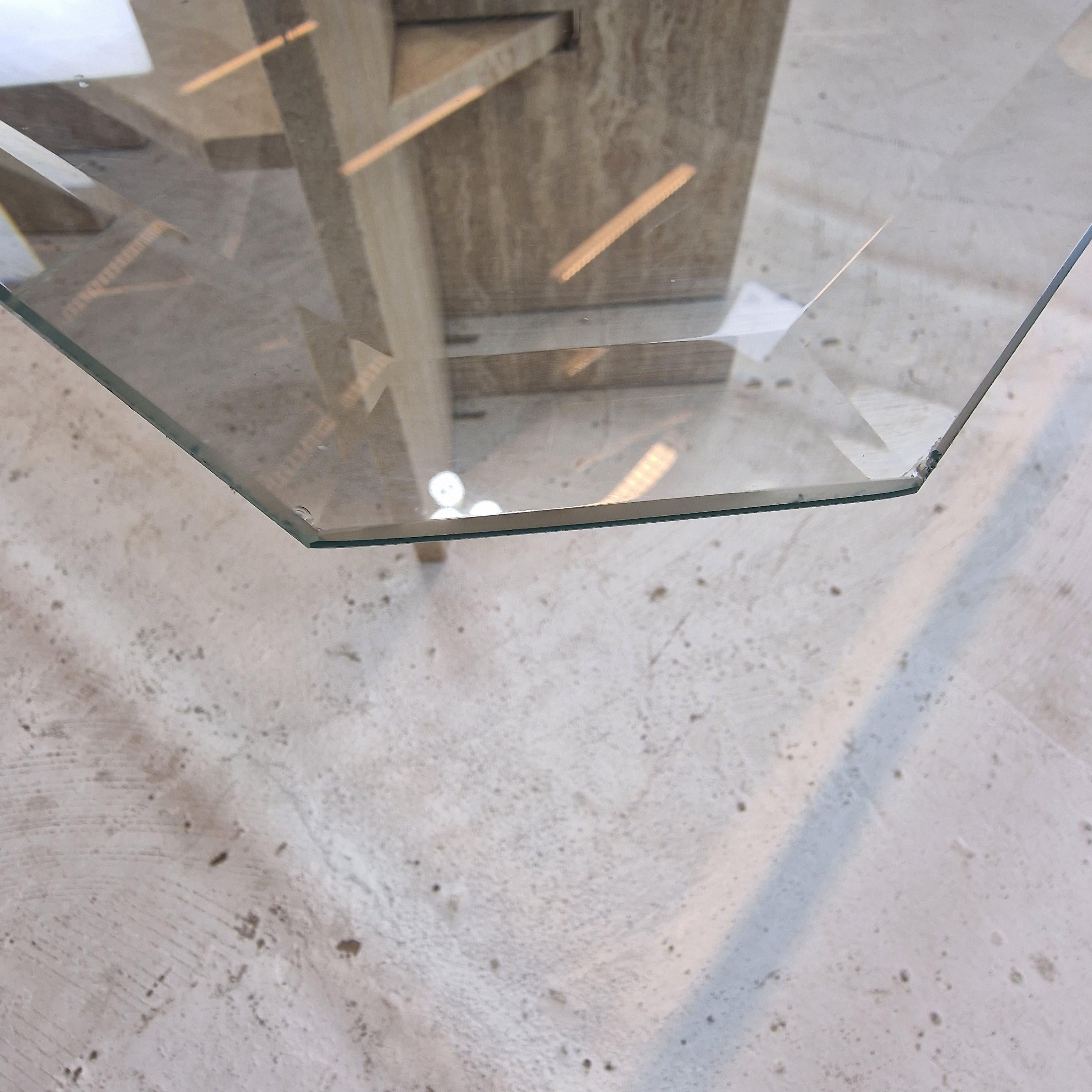 Italienischer Couchtisch aus Travertin und facettiertem geschliffenem Glas, 1980er Jahre im Angebot 7