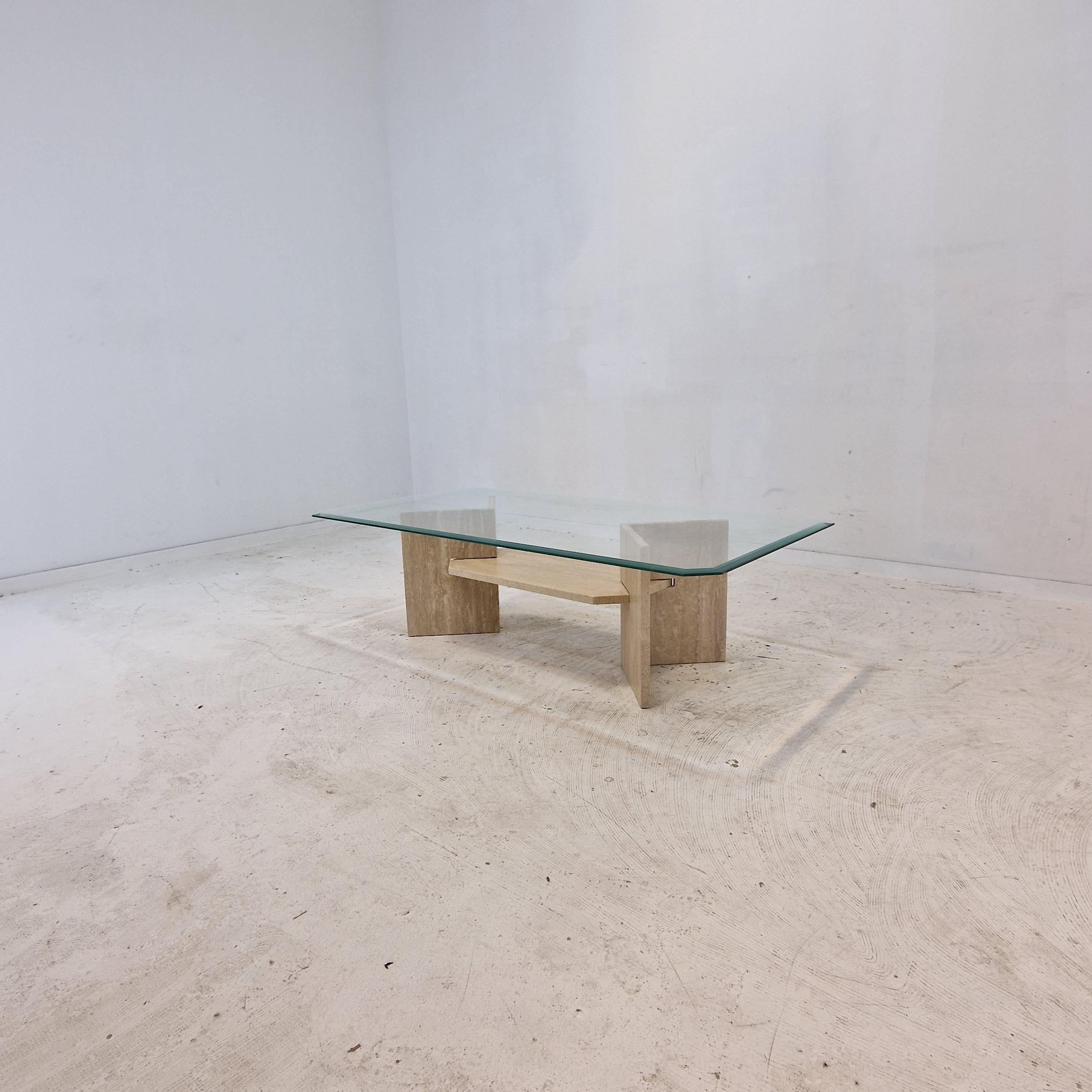 Sehr schöner italienischer Couchtisch oder Beistelltisch, handgefertigt aus Travertin, 1980er Jahre. 

Er ist aus schönem Travertin gefertigt. 
Bitte beachten Sie die sehr schönen Muster. 

Die rechteckige Platte hat einen Facettenschliff.

Es hat