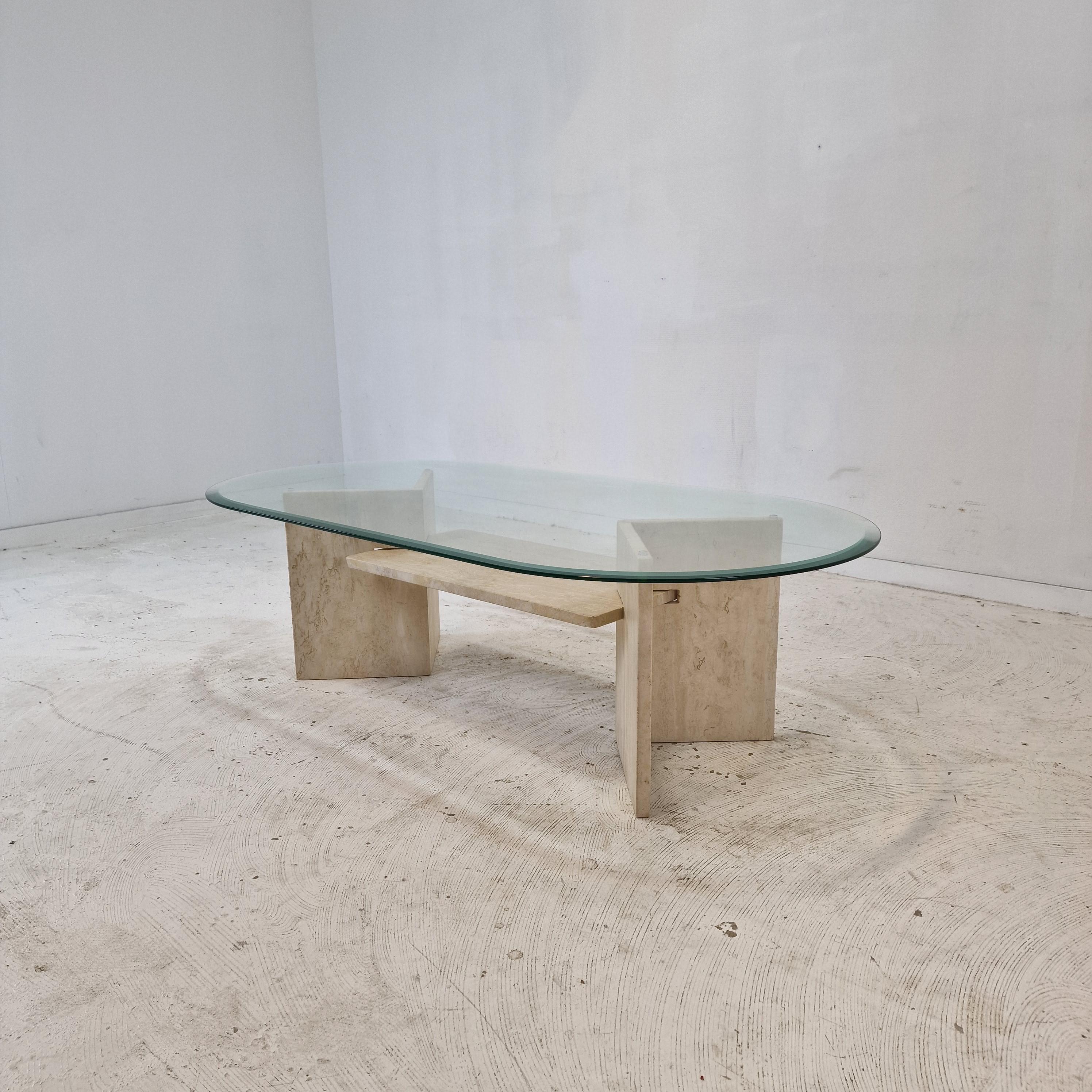 Mid-Century moderno Tavolino italiano in travertino e vetro sfaccettato, anni '80 in vendita