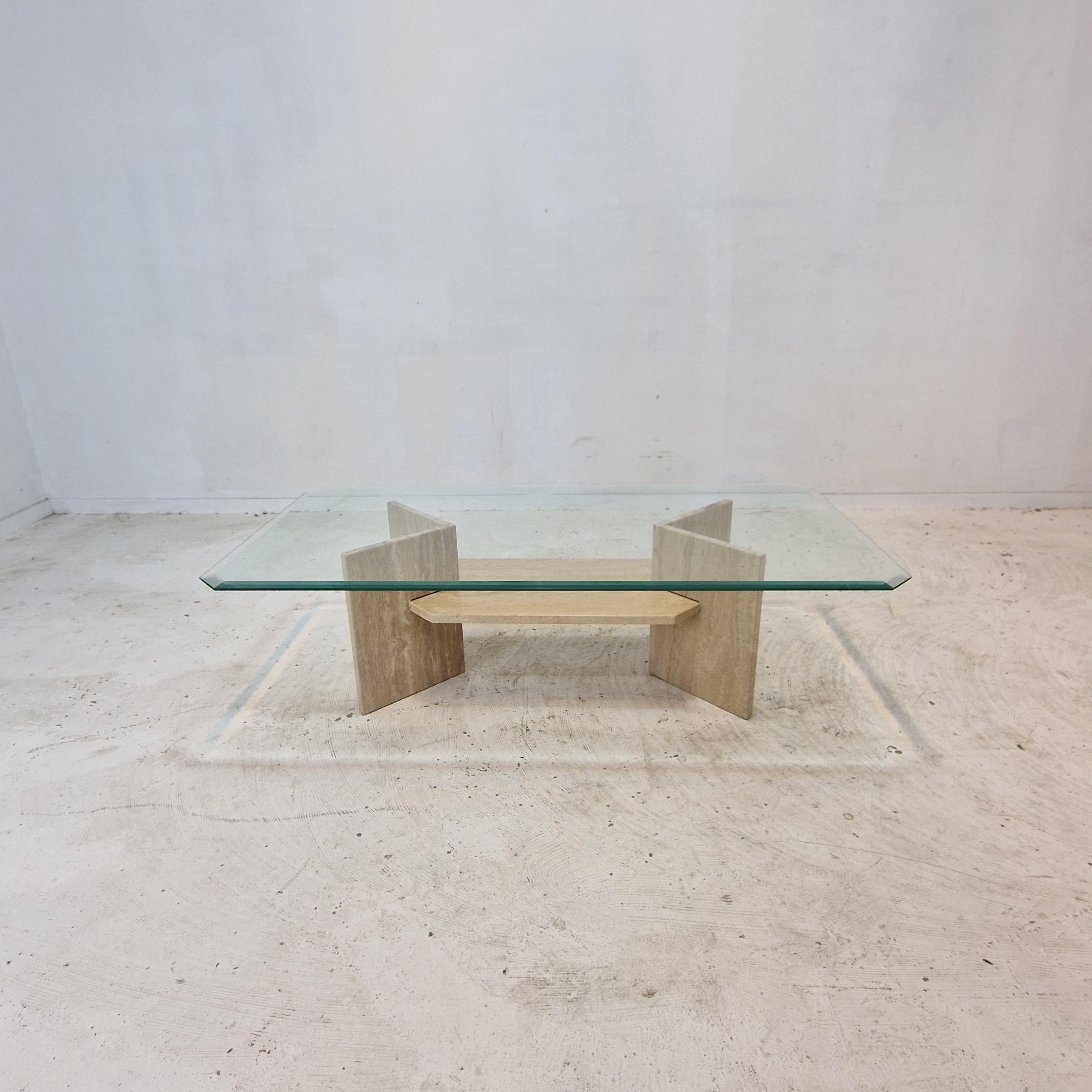 Italienischer Couchtisch aus Travertin und facettiertem geschliffenem Glas, 1980er Jahre (Moderne der Mitte des Jahrhunderts) im Angebot