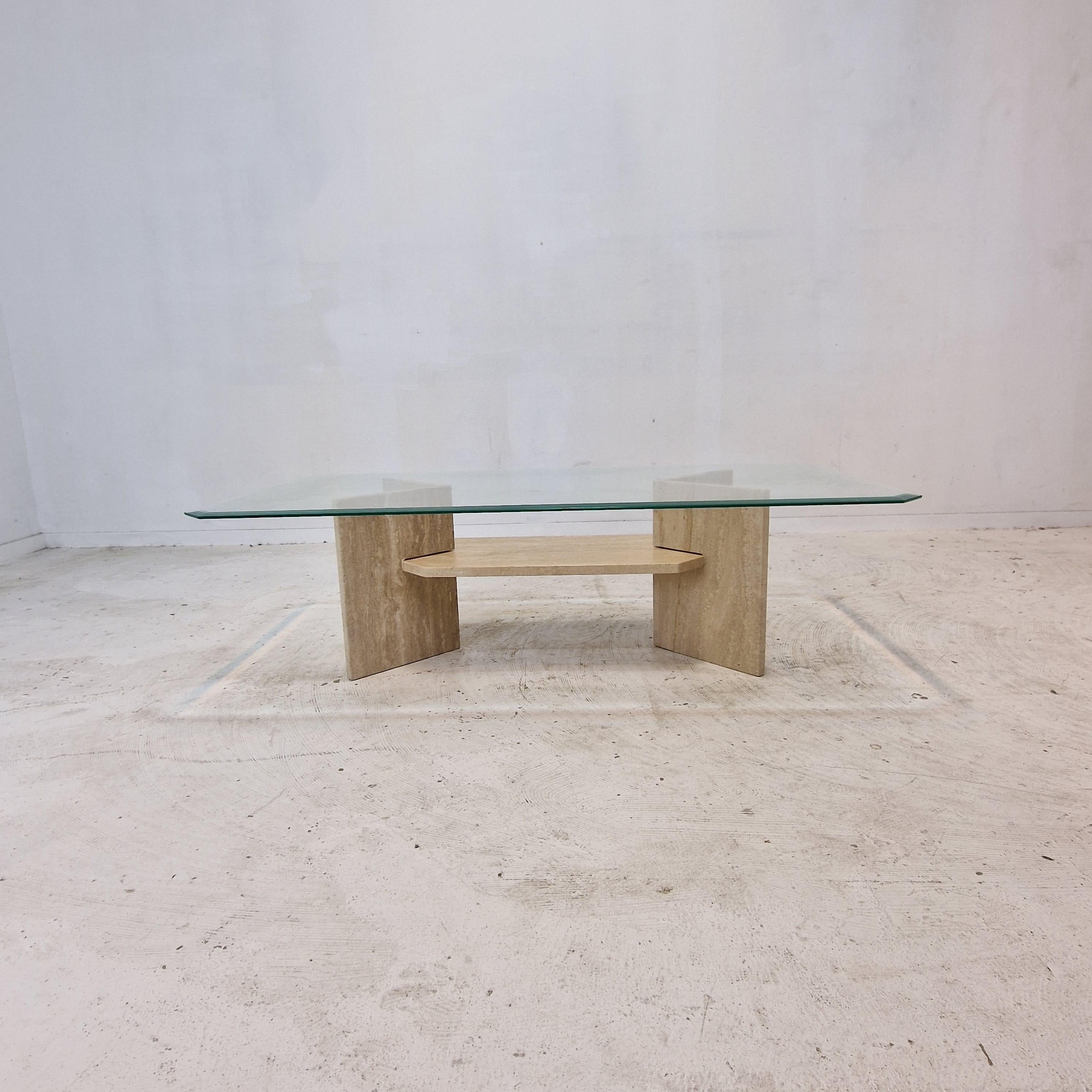 Italienischer Couchtisch aus Travertin und facettiertem geschliffenem Glas, 1980er Jahre im Zustand „Gut“ im Angebot in Oud Beijerland, NL