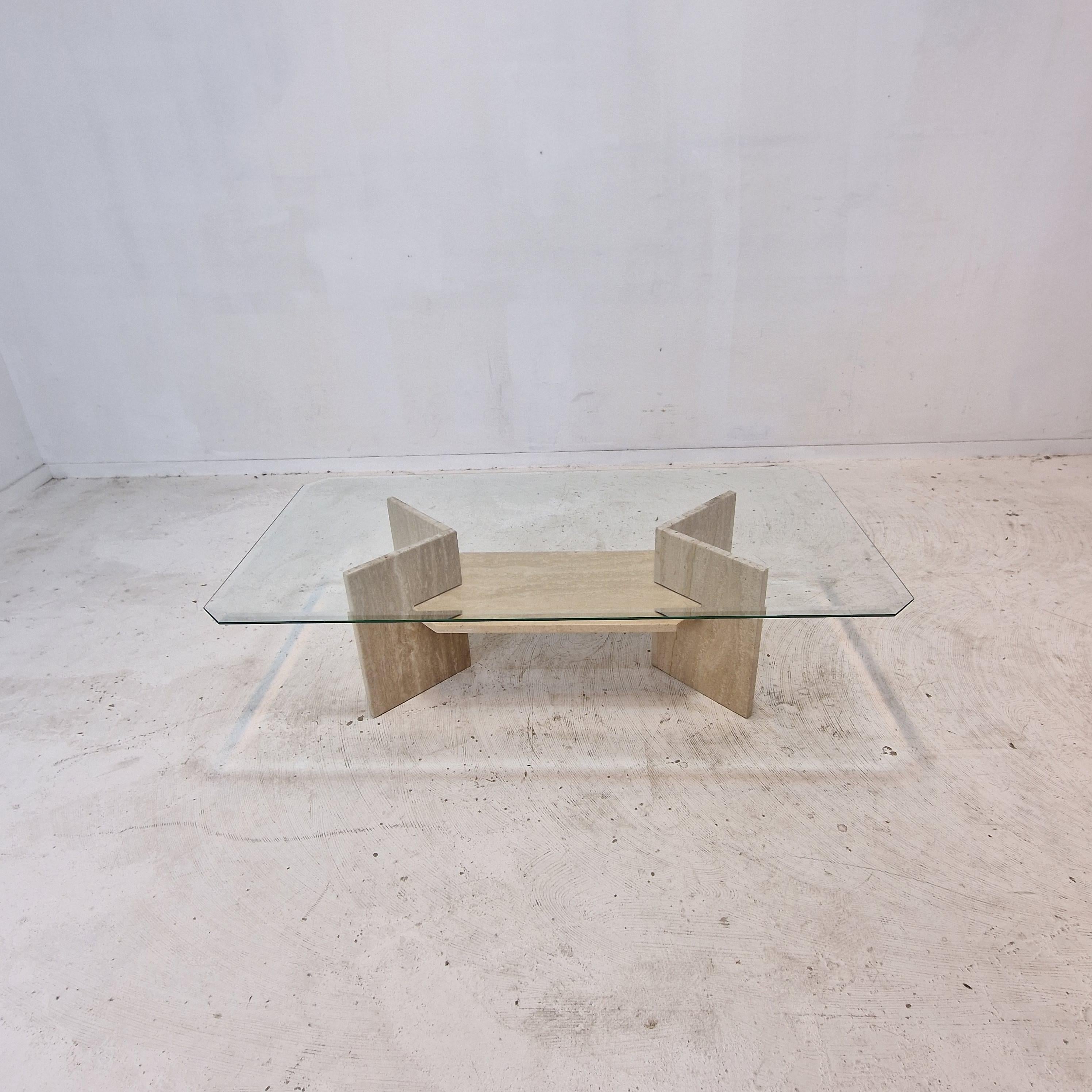 Italienischer Couchtisch aus Travertin und facettiertem geschliffenem Glas, 1980er Jahre (Ende des 20. Jahrhunderts) im Angebot