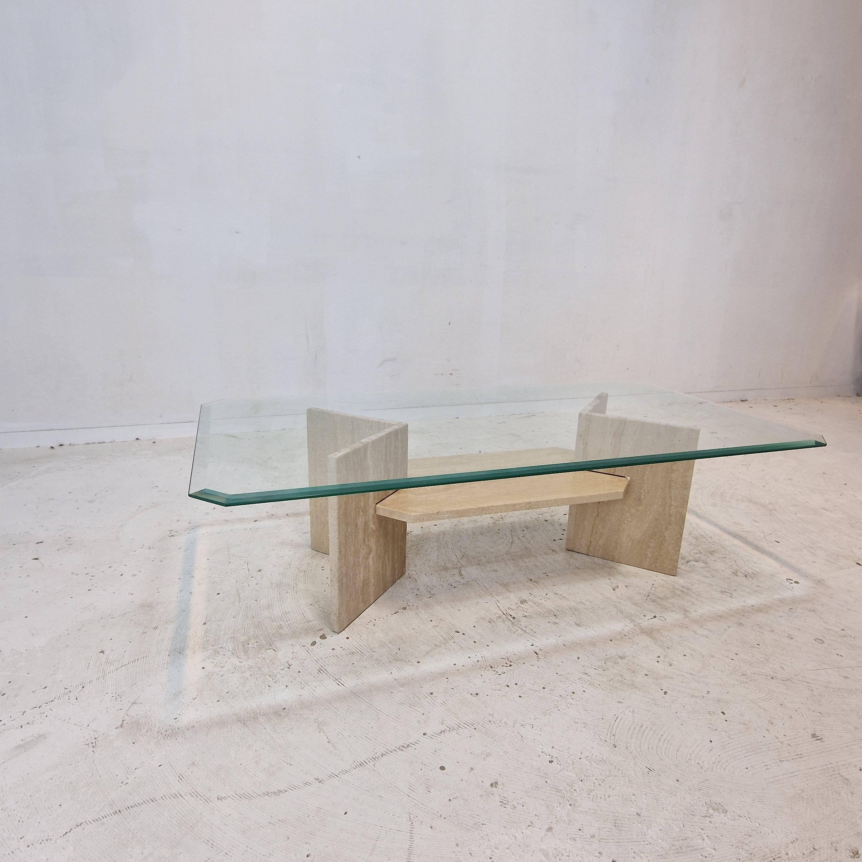 Italienischer Couchtisch aus Travertin und facettiertem geschliffenem Glas, 1980er Jahre im Angebot 1