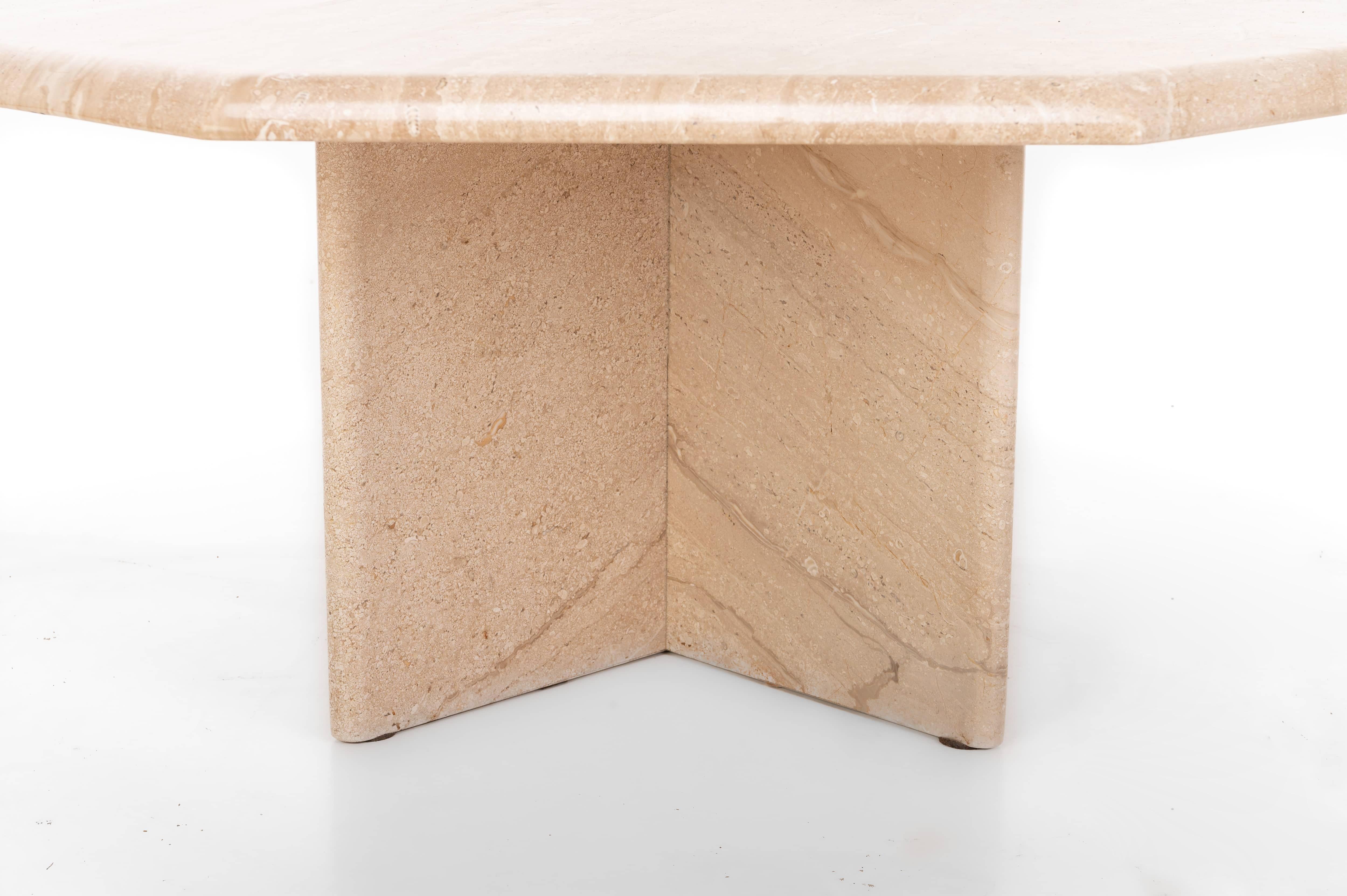 Danois Table basse italienne en travertin avec fossiles en vente