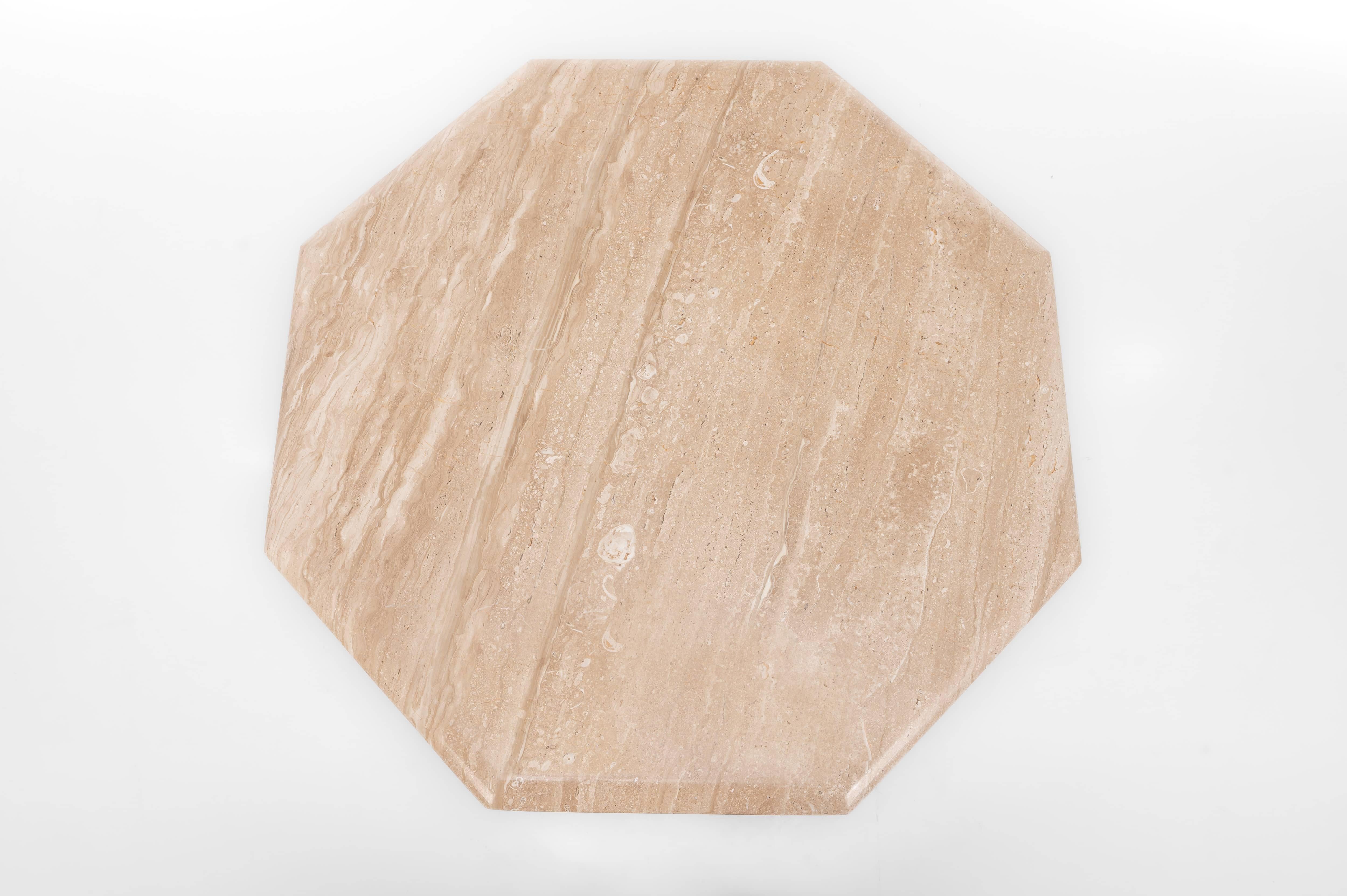 20ième siècle Table basse italienne en travertin avec fossiles en vente