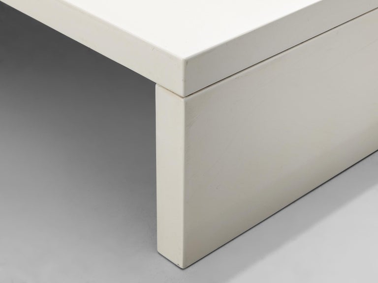Italian Coffee Table in White Lacquered Wood For Sale at 1stDibs