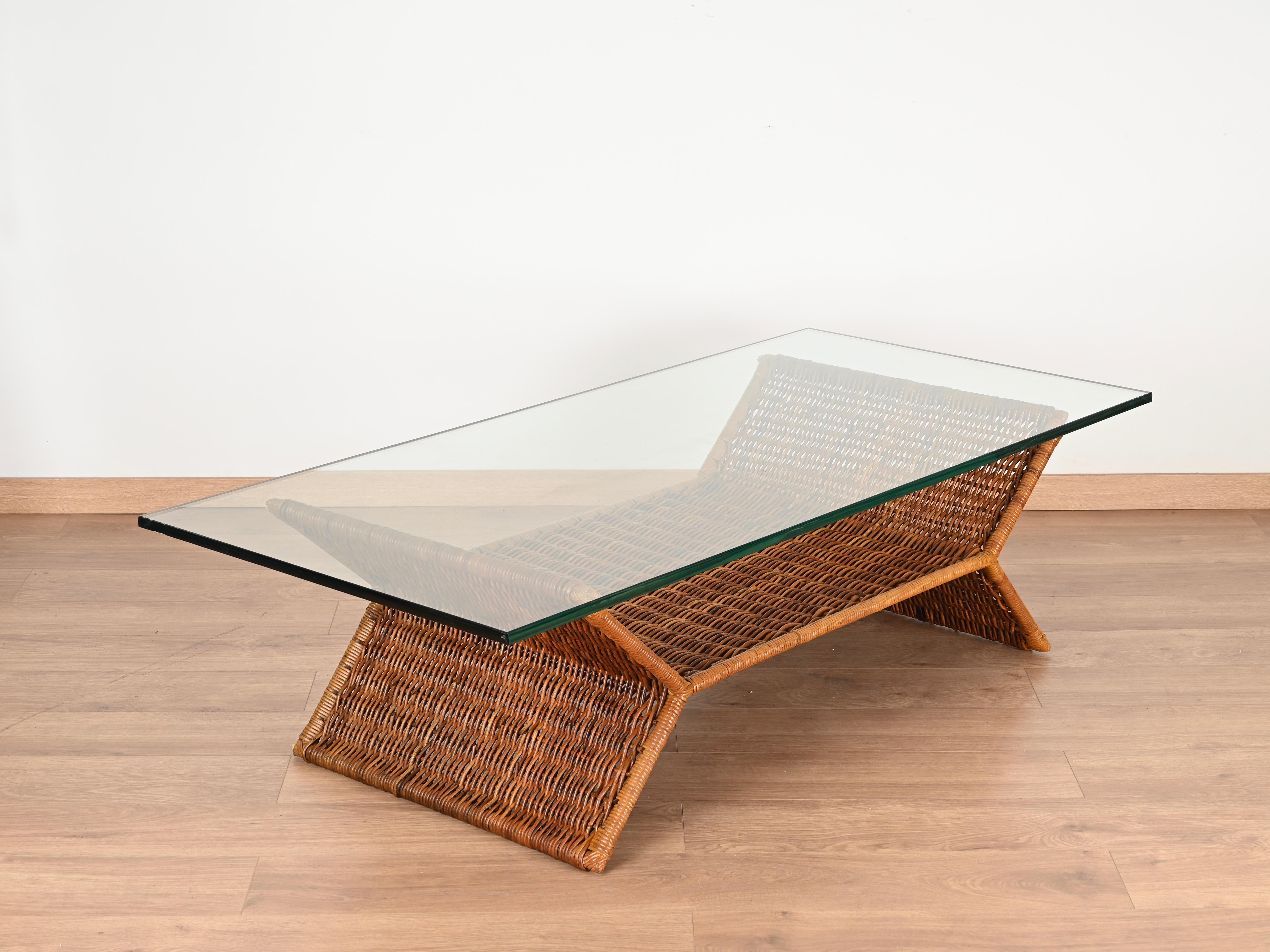 Tavolino italiano in rattan intrecciato e cristallo di Vivai del Sud, Italia 1970 4