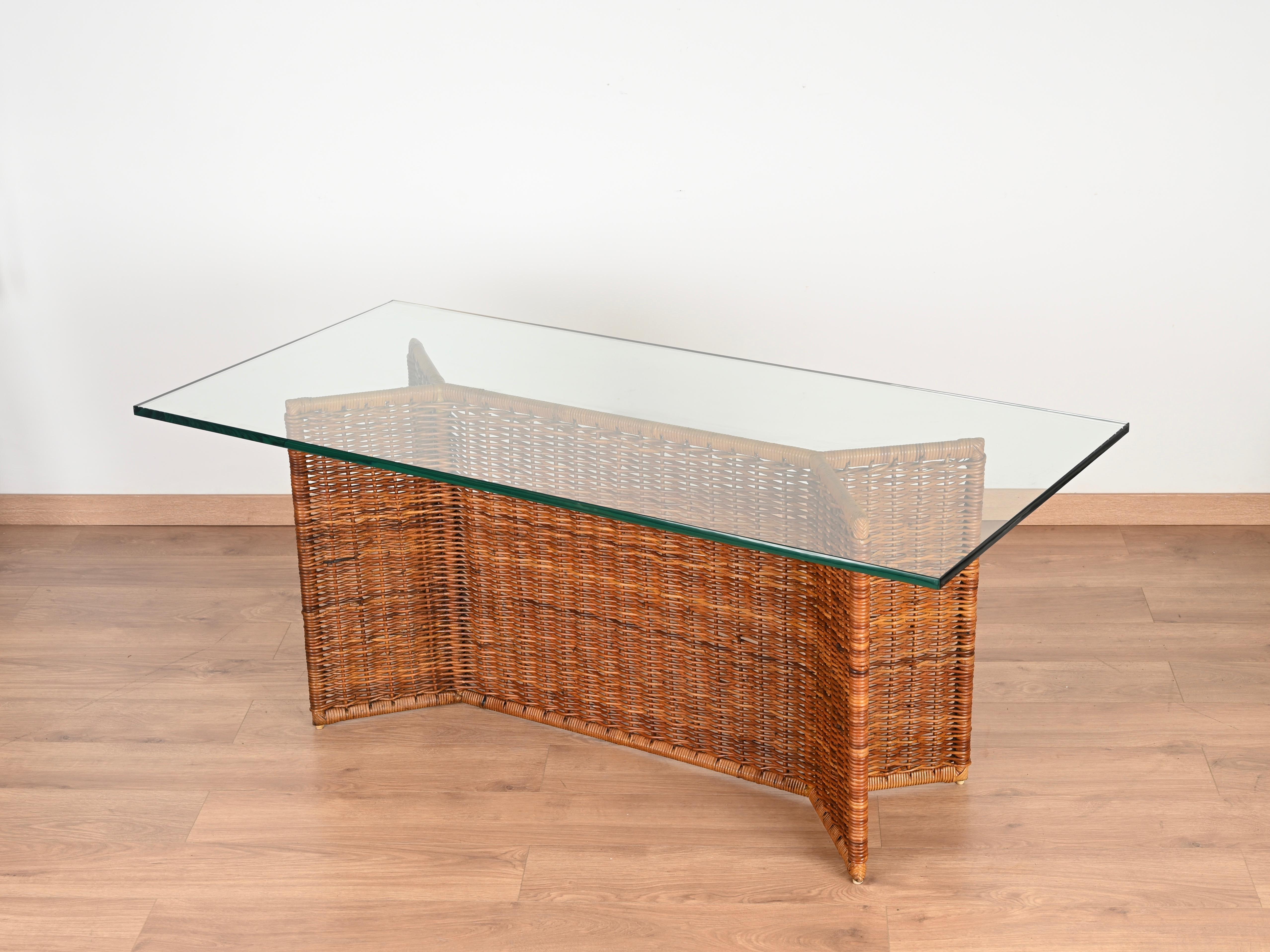 Tavolino italiano in rattan intrecciato e cristallo di Vivai del Sud, Italia 1970 9
